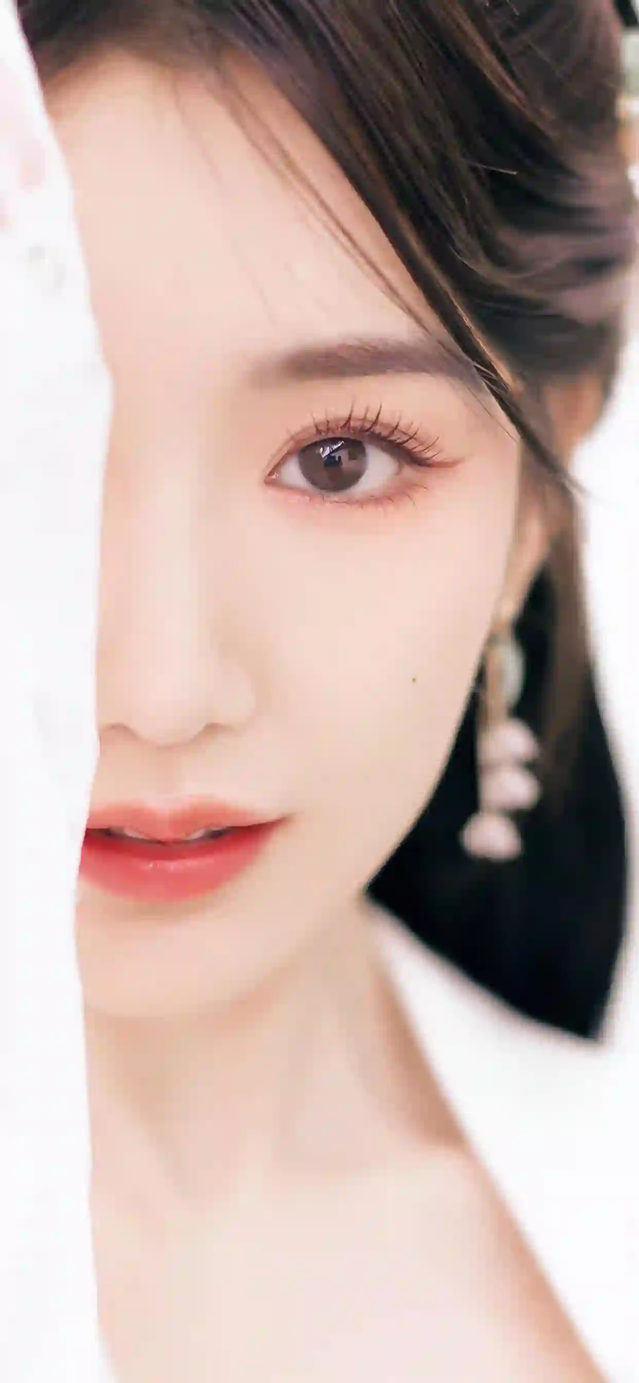 少女 人像特写 黑色蝴蝶结 清透妆容 侧颜美女 纯白背景 唯美写真 毛晓彤