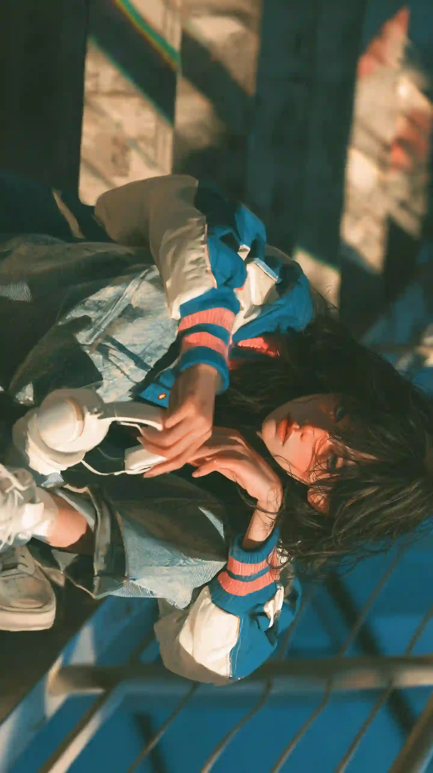 时尚街拍 蓝衣少女 阳光光影 楼梯人像 都市风格 电影感写真