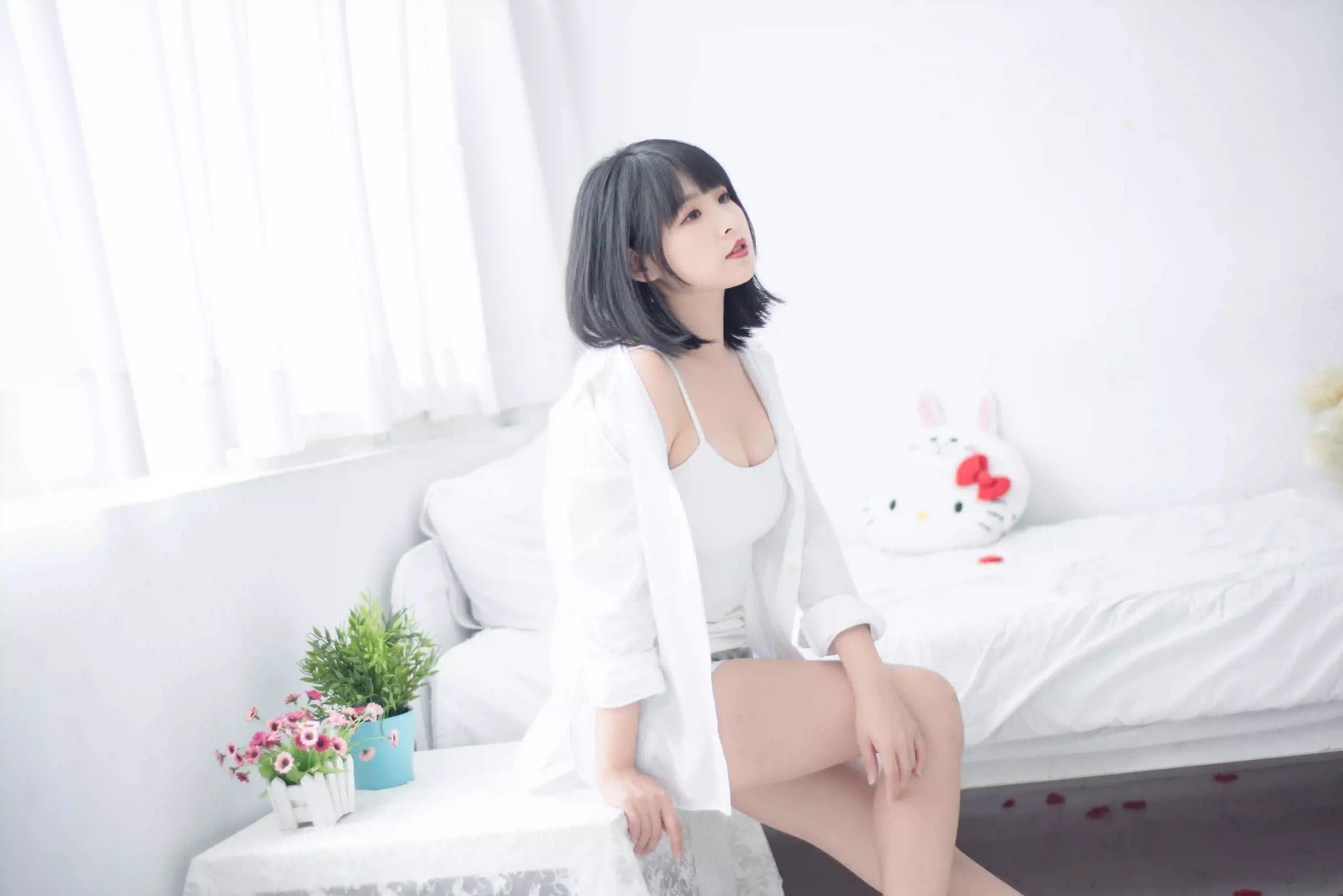 白色衬衫 白色衣服 短发女孩 居家写真 
