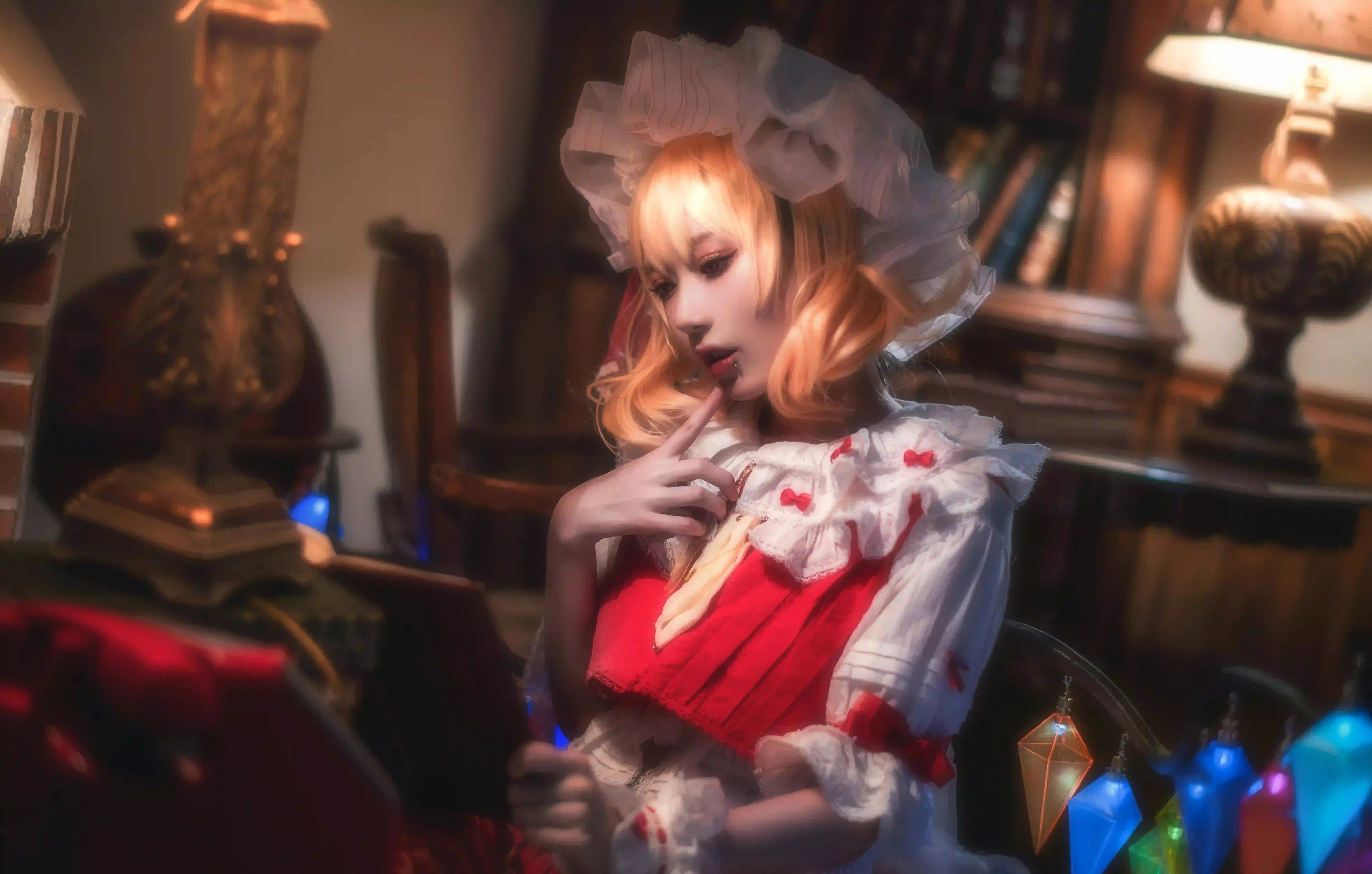 长发美女 黄色头发 红色裙子 美女Coser 唇钉
