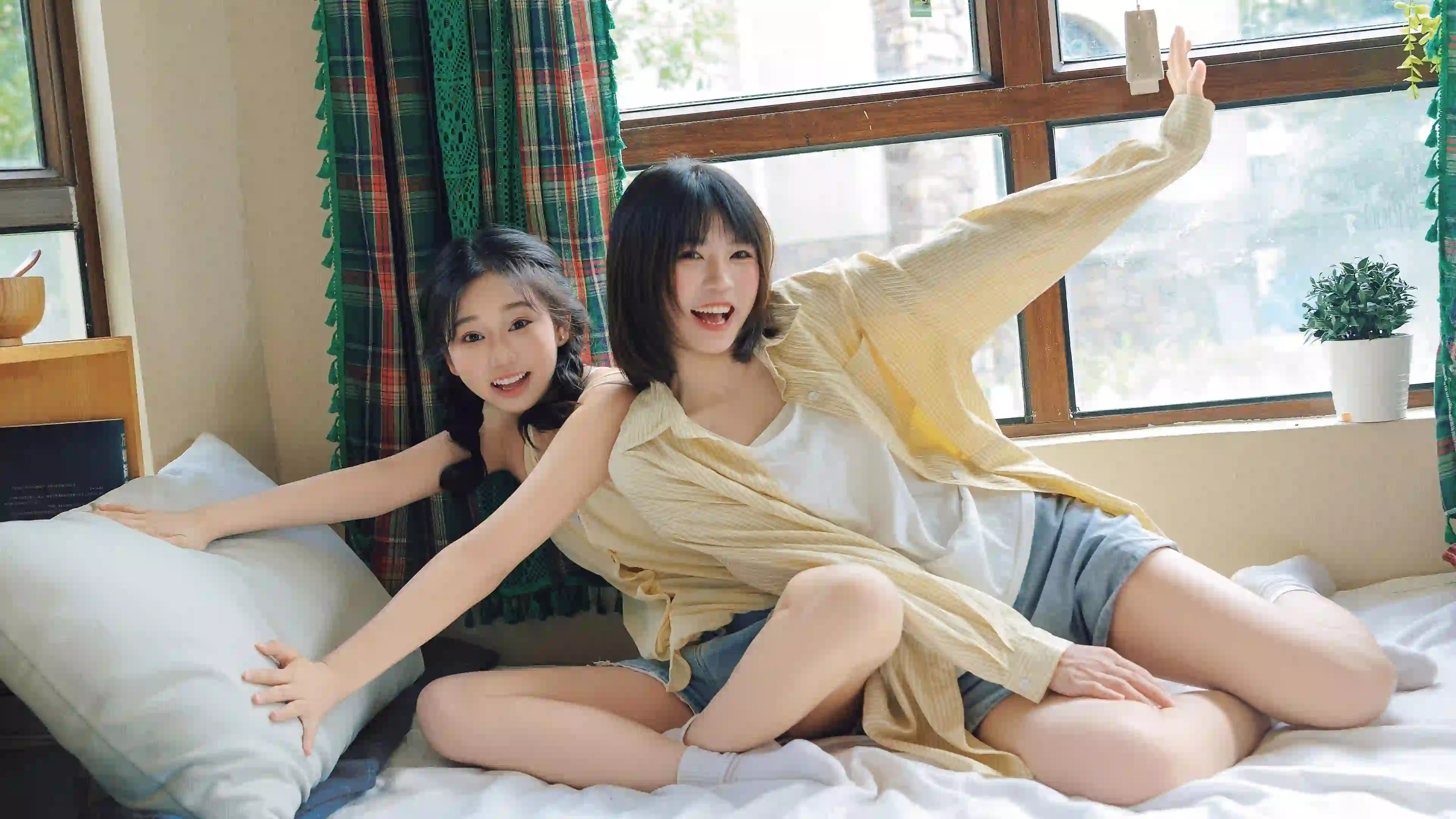 两个可爱的长发女孩 甜美女孩 居家写真