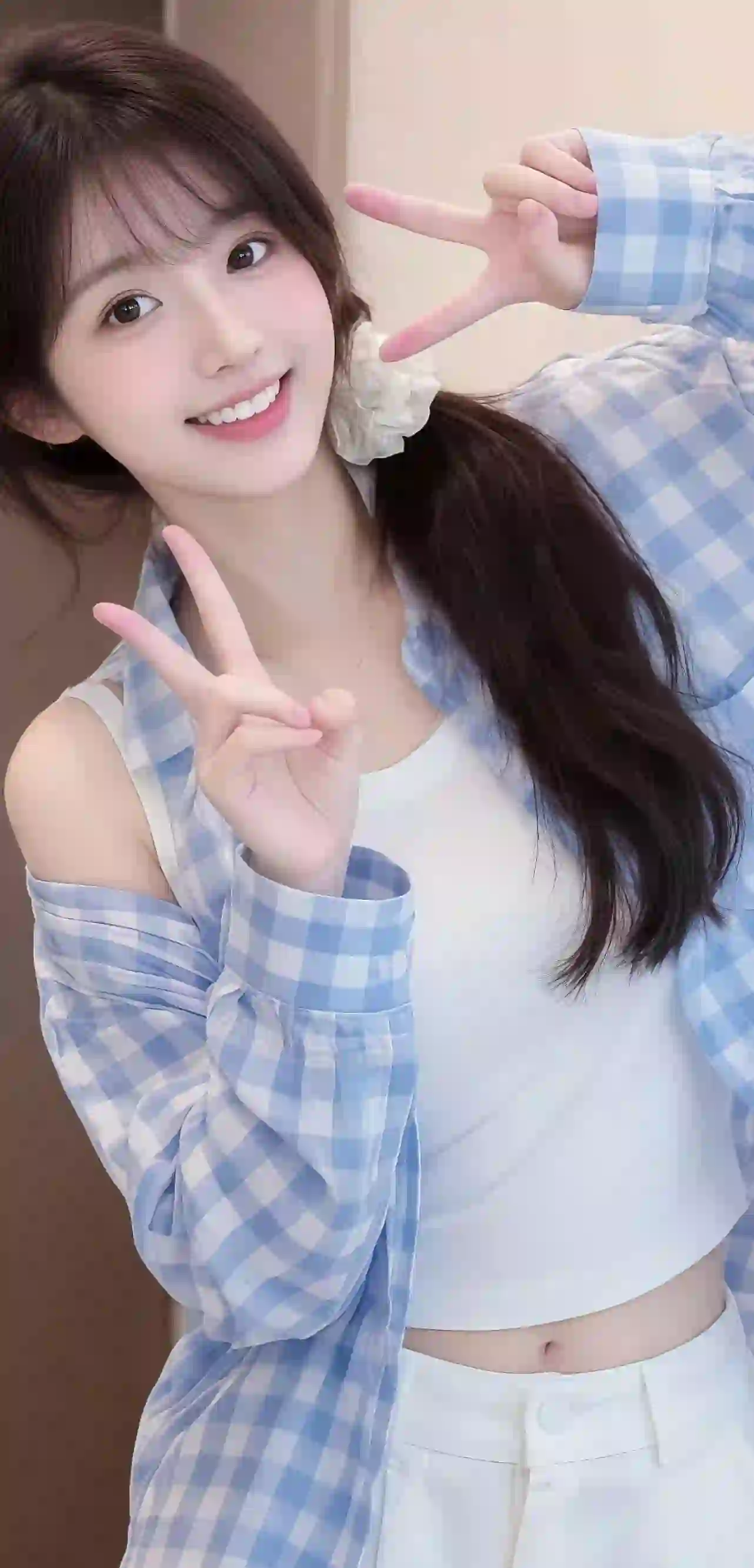 穿着格子衫的长发甜美女孩