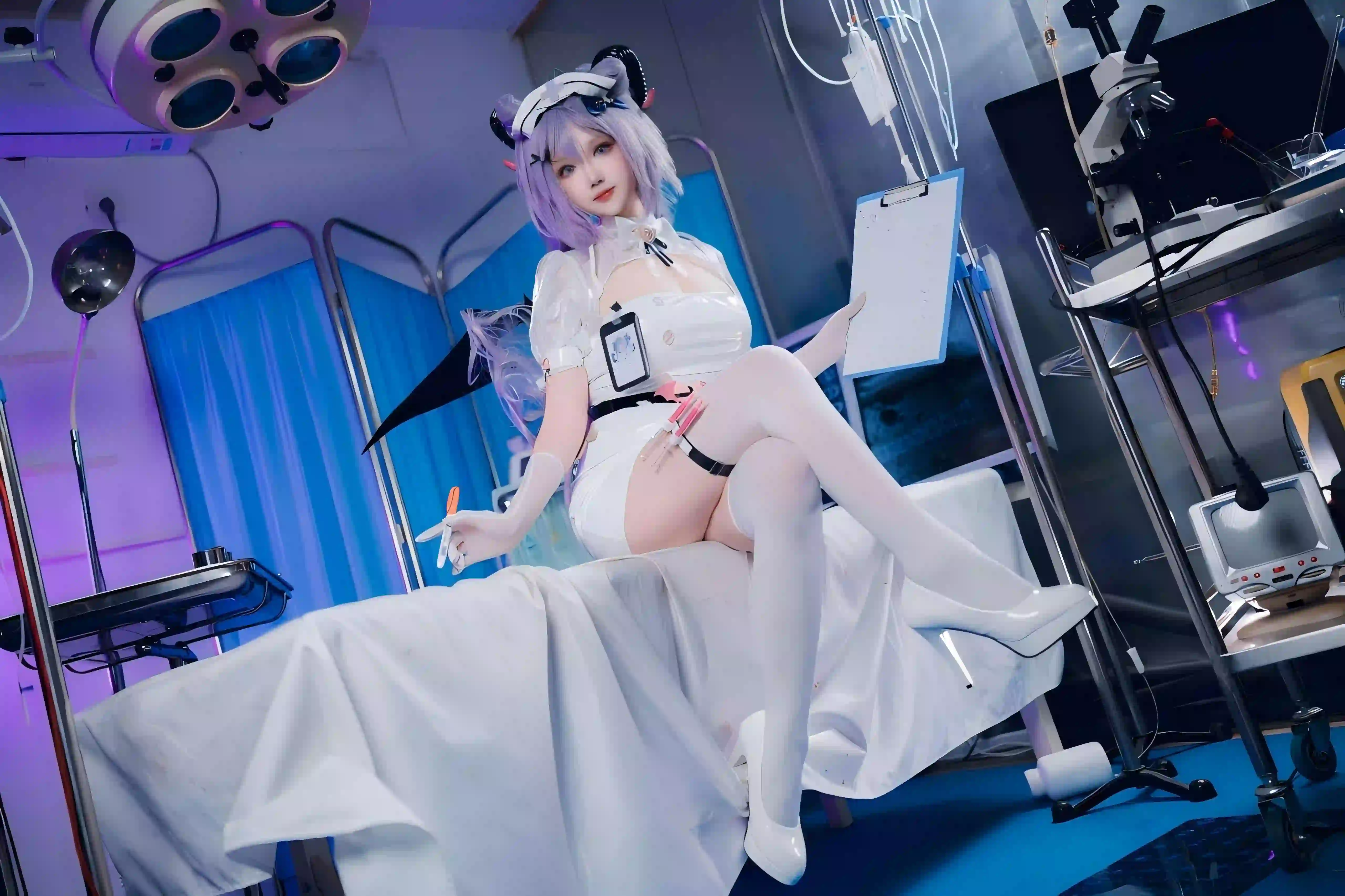 cosplay 紫色头发 长腿丝袜 白色衣服 腿 丝袜 白色丝袜