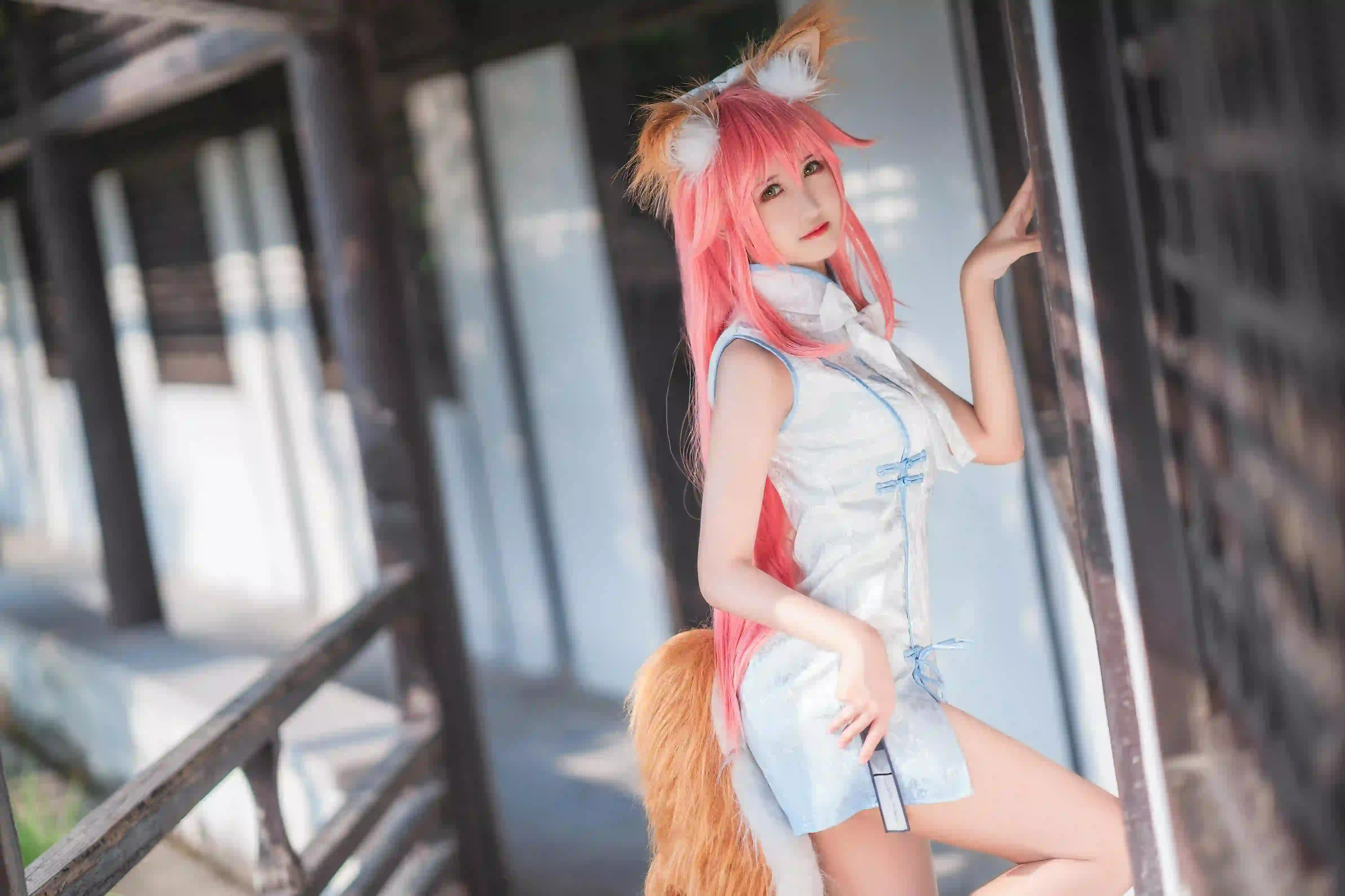 cosplay 长发女孩 狐狸耳朵 尾巴 旗袍 古风建筑 粉红色头发