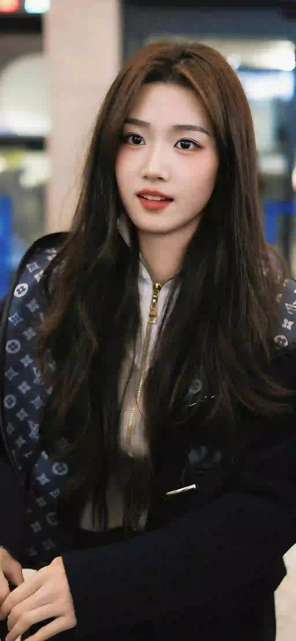 时尚穿搭 长发美女 户外 黑色衣服