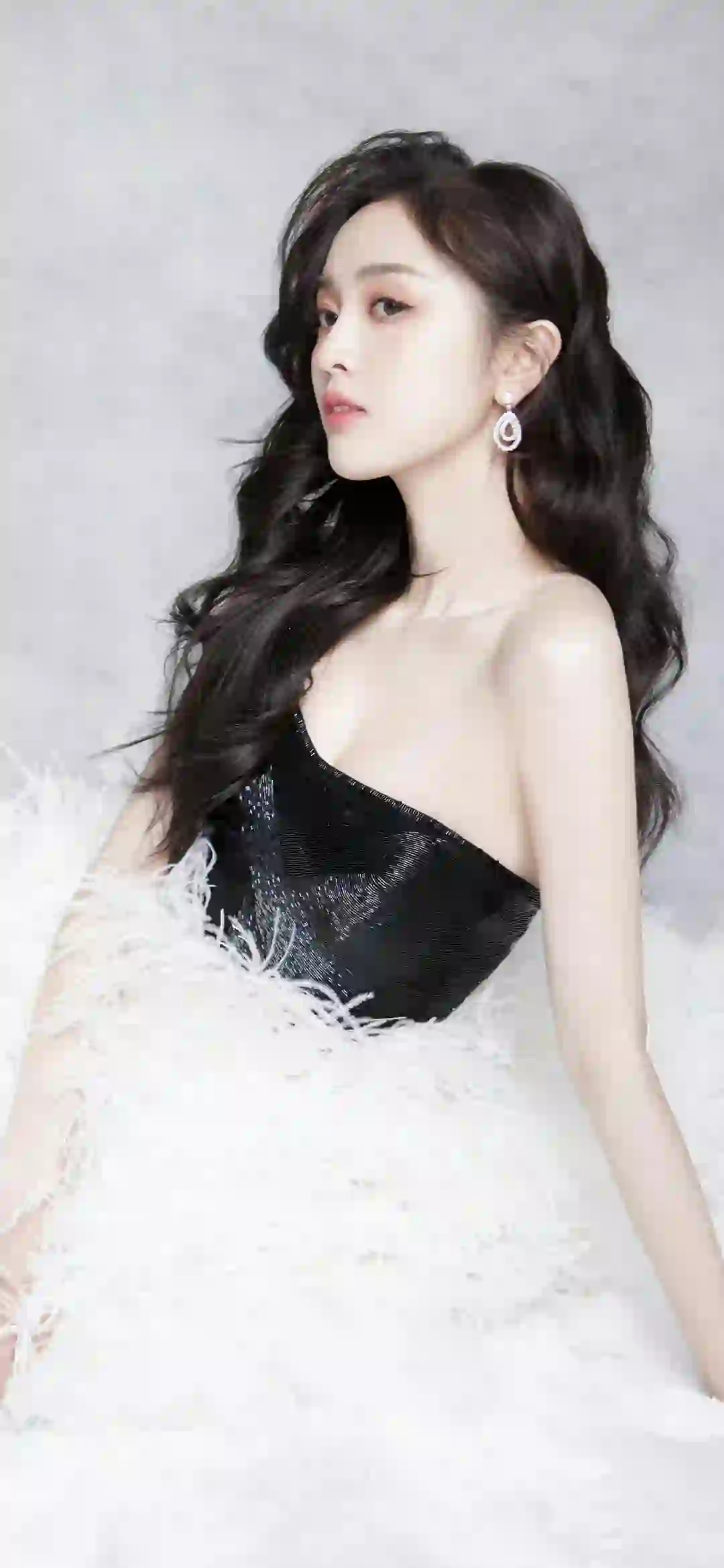 明星壁纸 吴宣仪 长发美女 白色长裙 黑色裙子