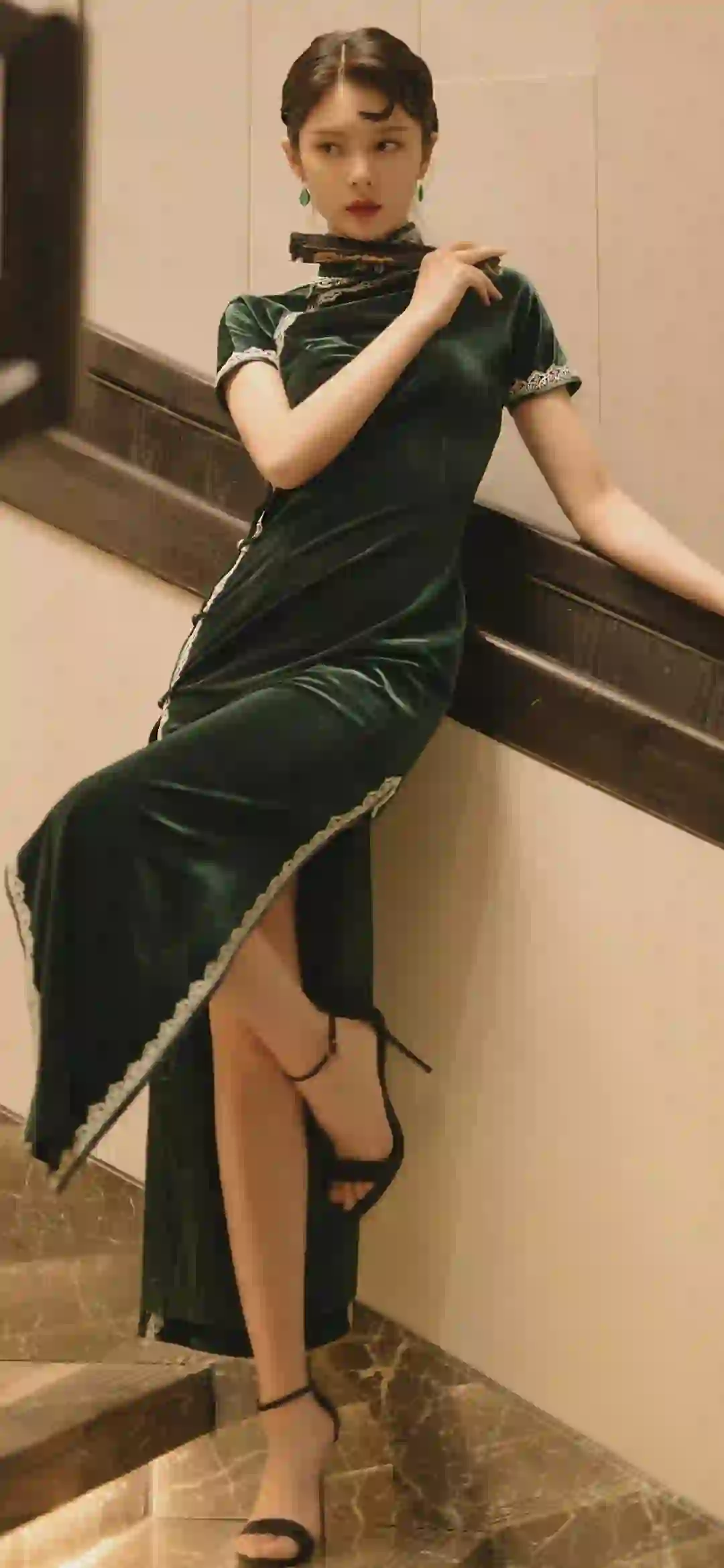 明星壁纸  长发美女 旗袍美女 高跟鞋
