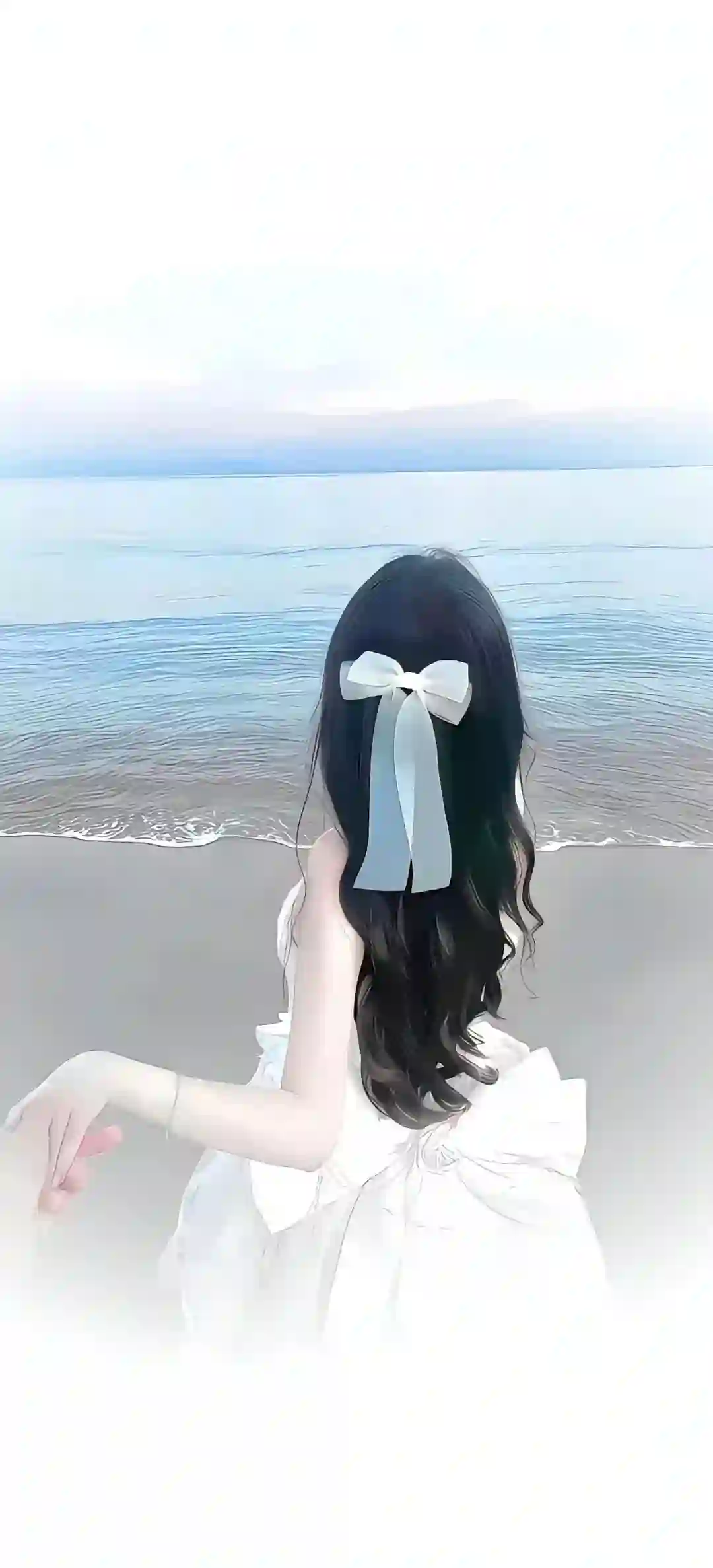 一个黑长发女孩穿着白色连衣裙，背对镜头坐在海边沙滩上，背景是宁静的海面，整体风格清新唯美，像插画或AI艺术。