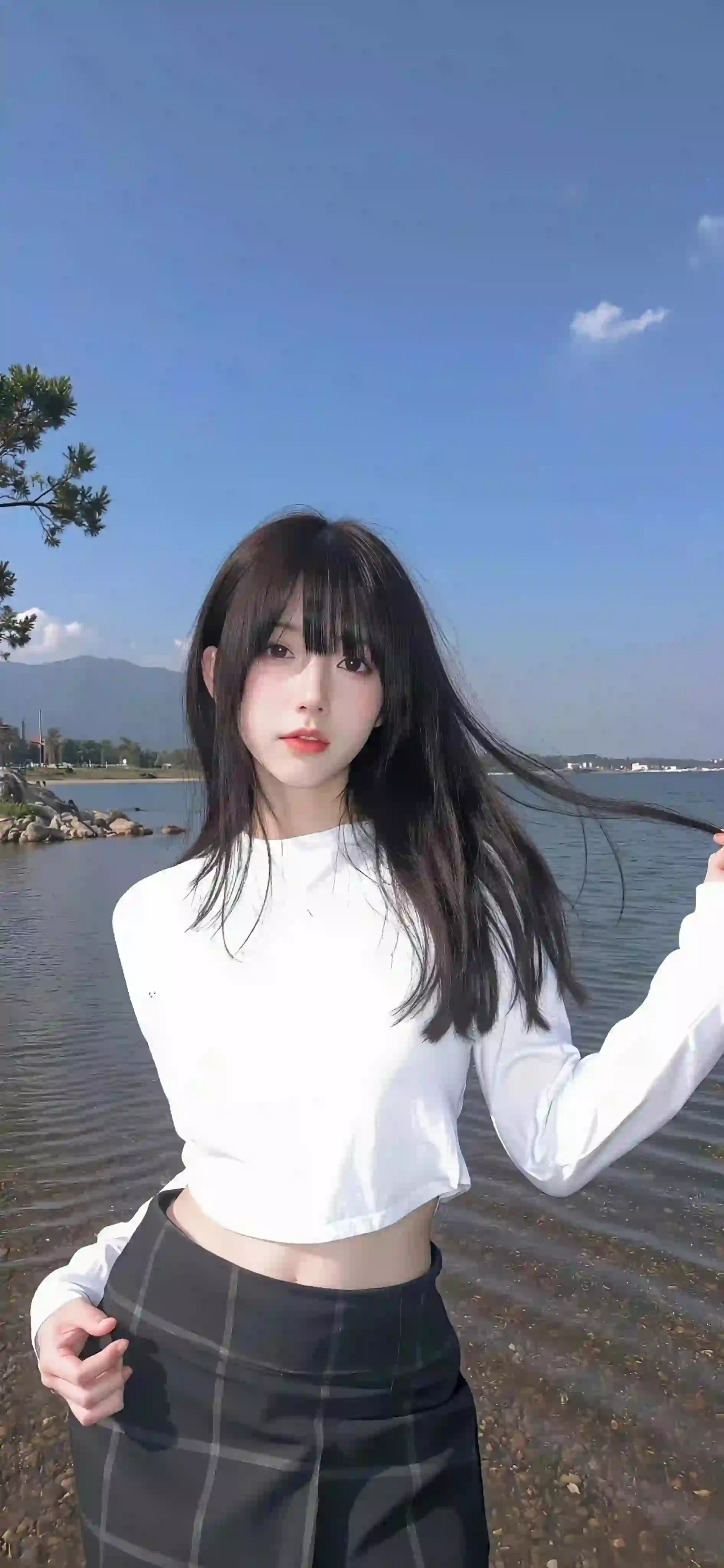 白色衣服 长发清纯美女 户外