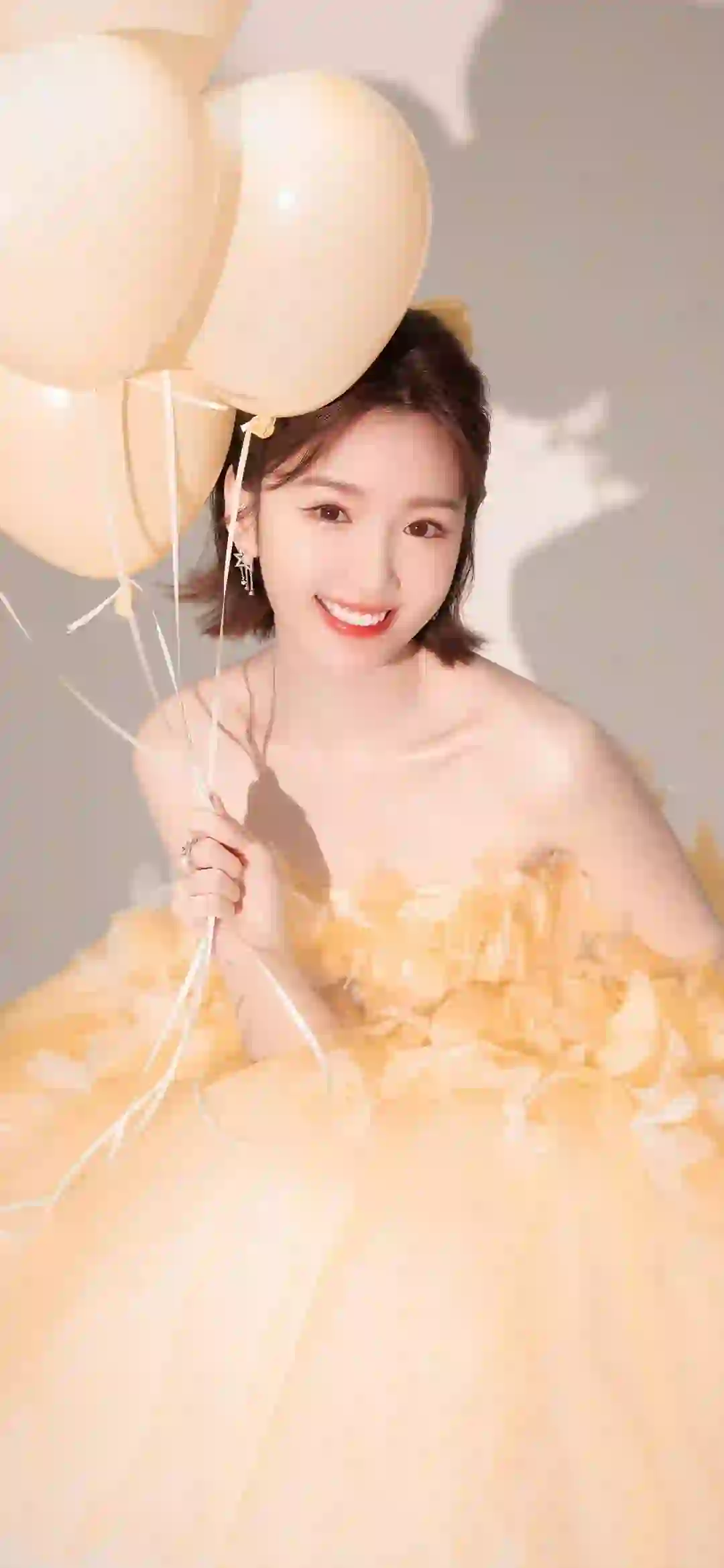 毛晓彤 甜美女孩 可爱 黄色抹胸长裙 气球