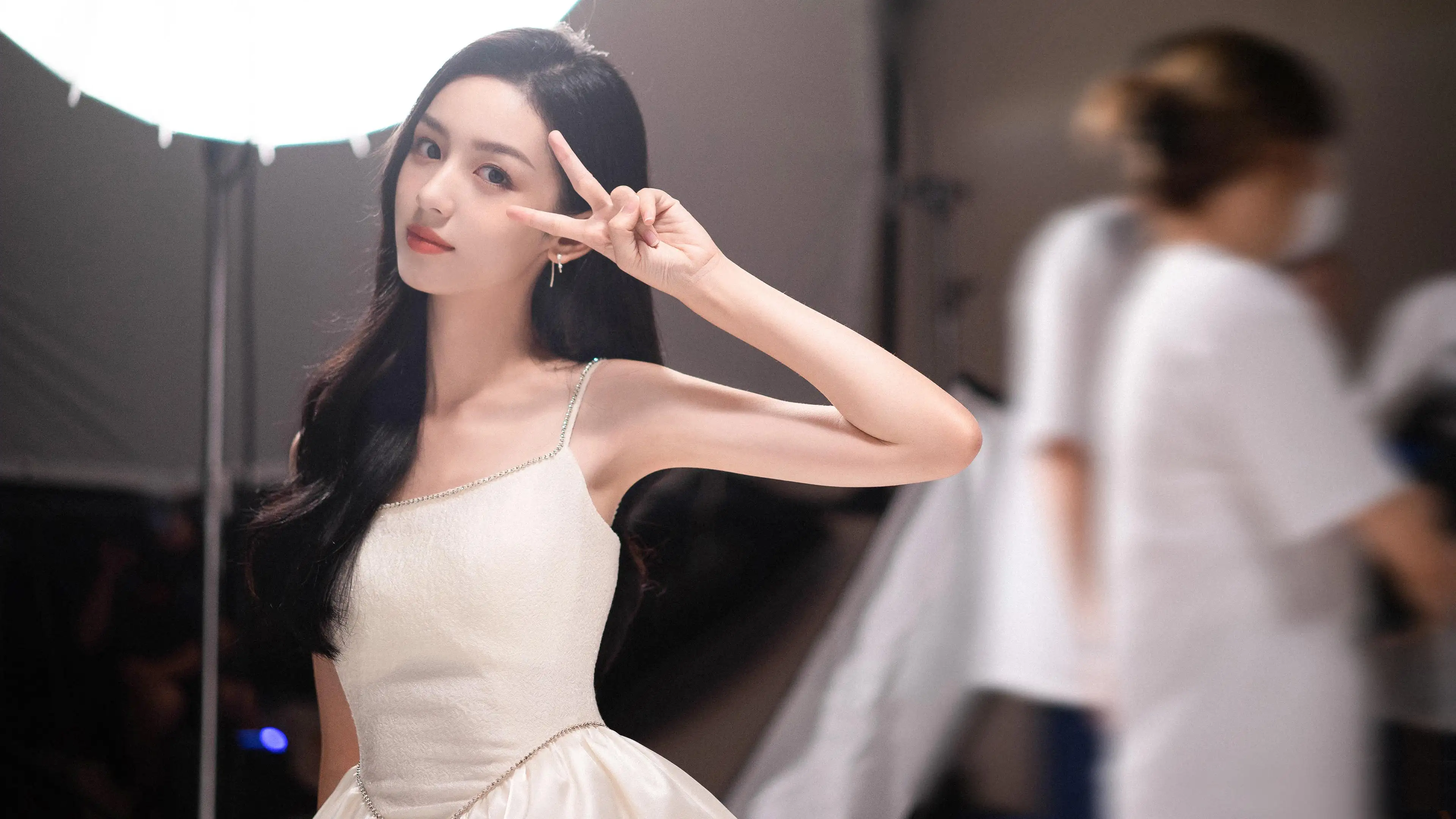 周也 白色裙子  4k美女壁纸