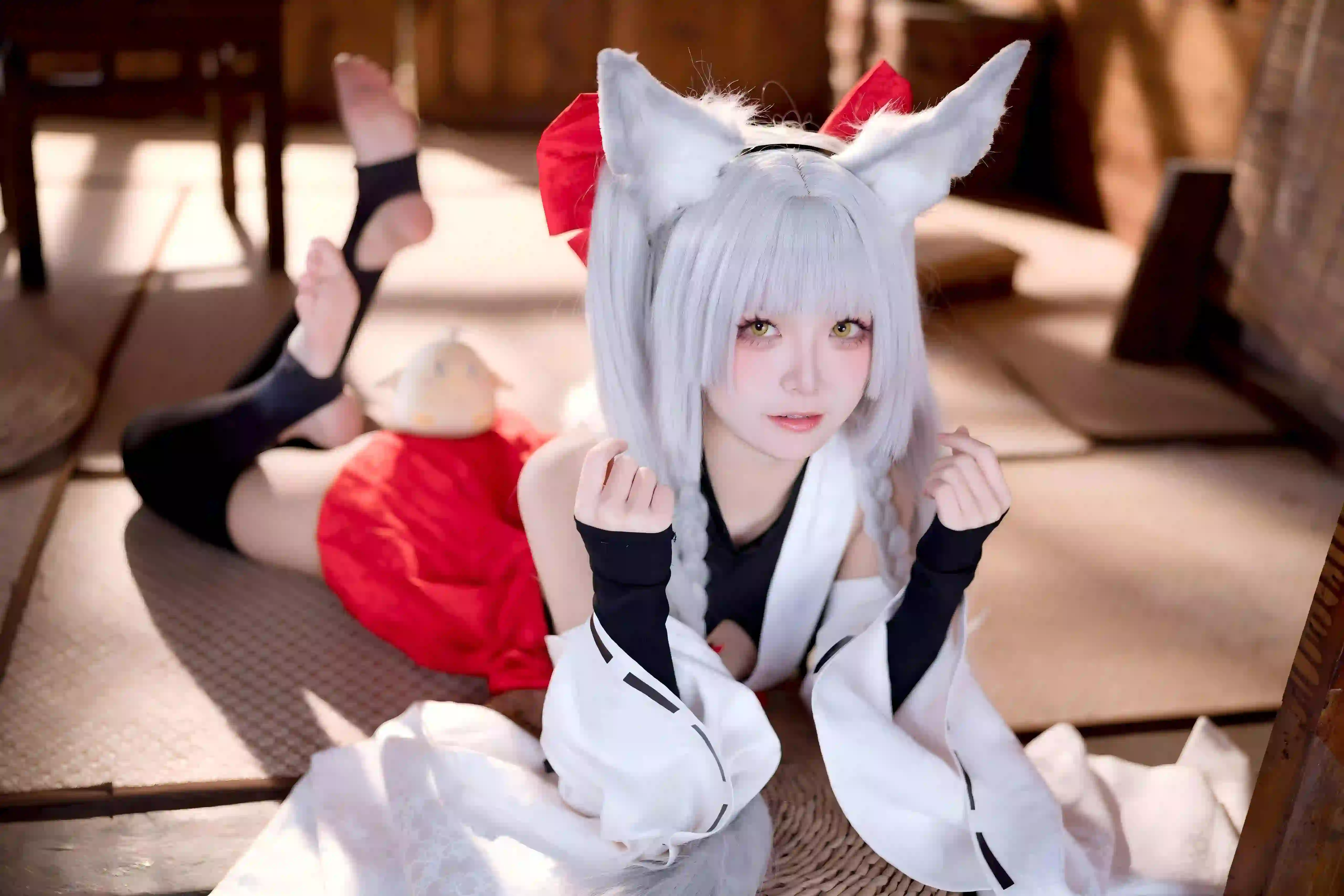 可爱cos 白色耳朵 白色头发 黑丝 黑色丝袜 趴着