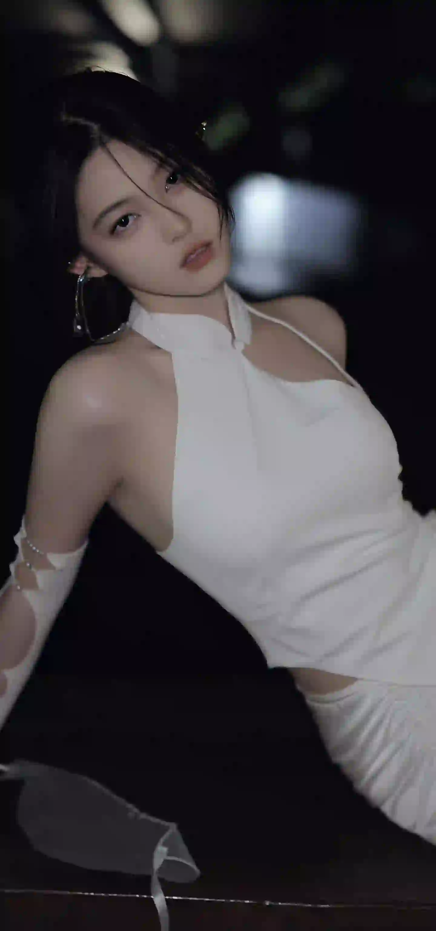 白色吊带长裙 酷酷的女孩