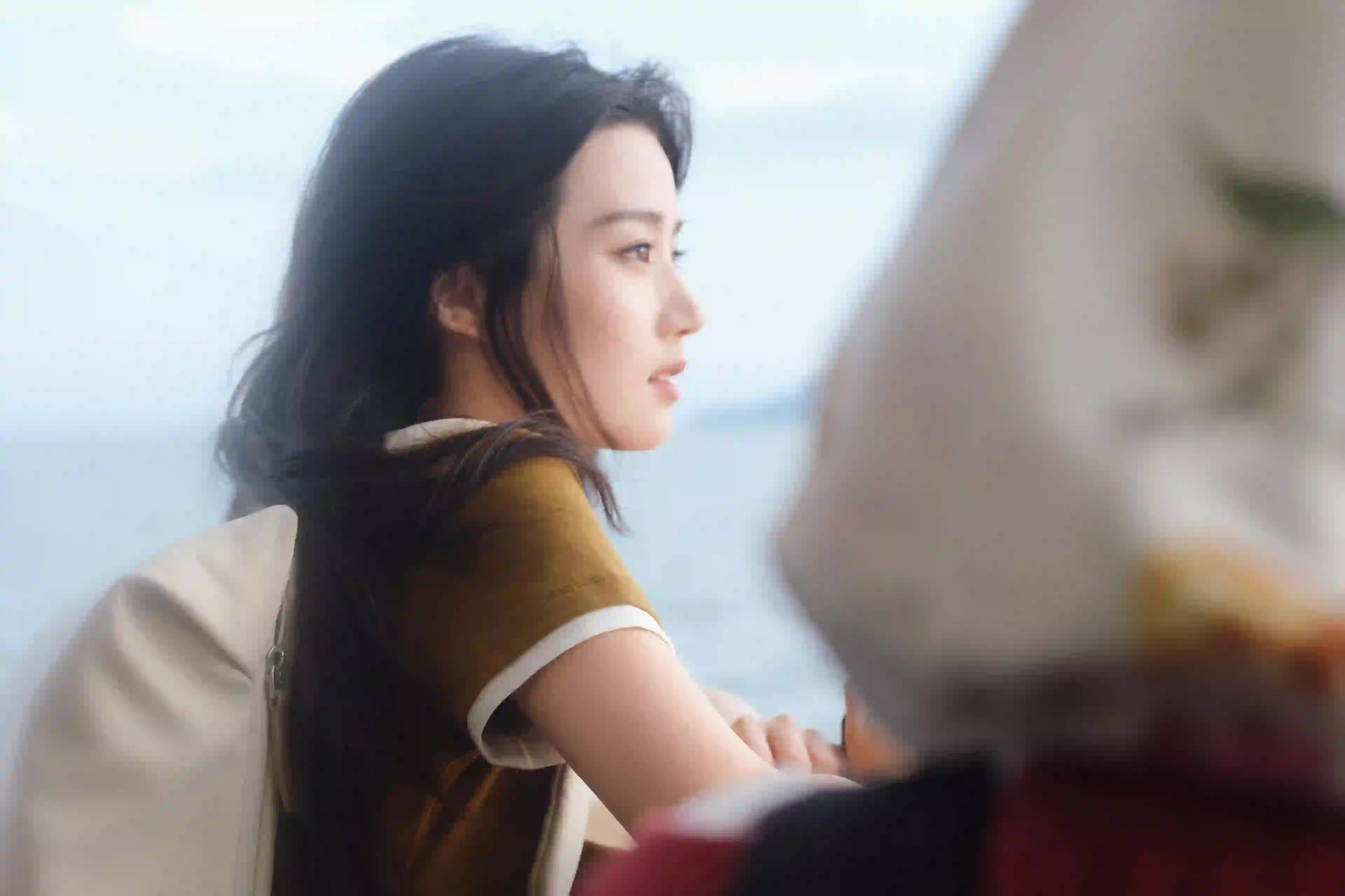 侧脸美女卢昱晓 户外