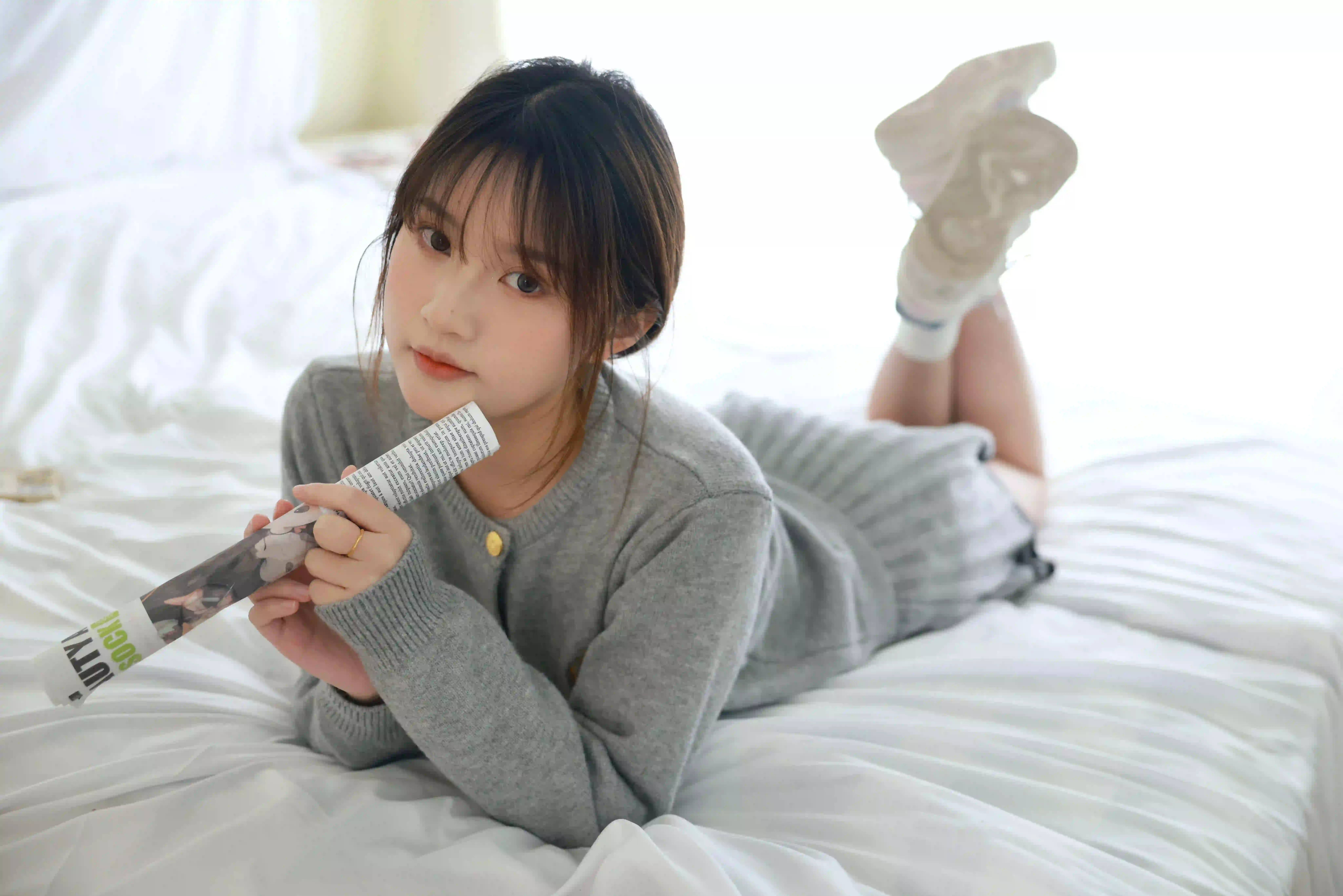 灰色毛线衣服 清纯美女 居家写真 