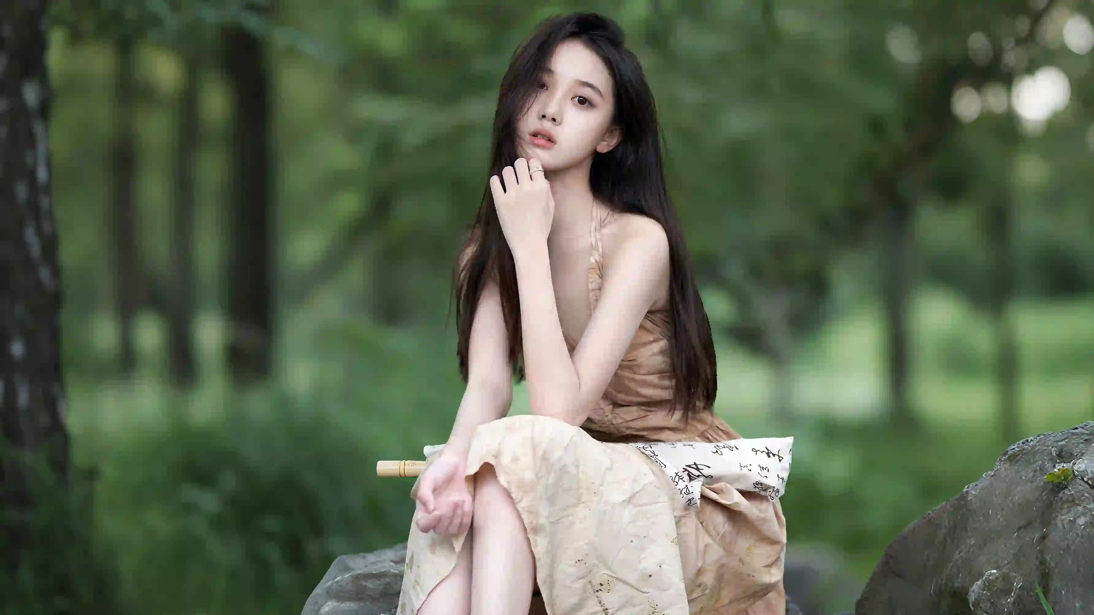 森系美女，坐在石头上休息的温婉气质长发美女李瑜森系写真壁纸图片