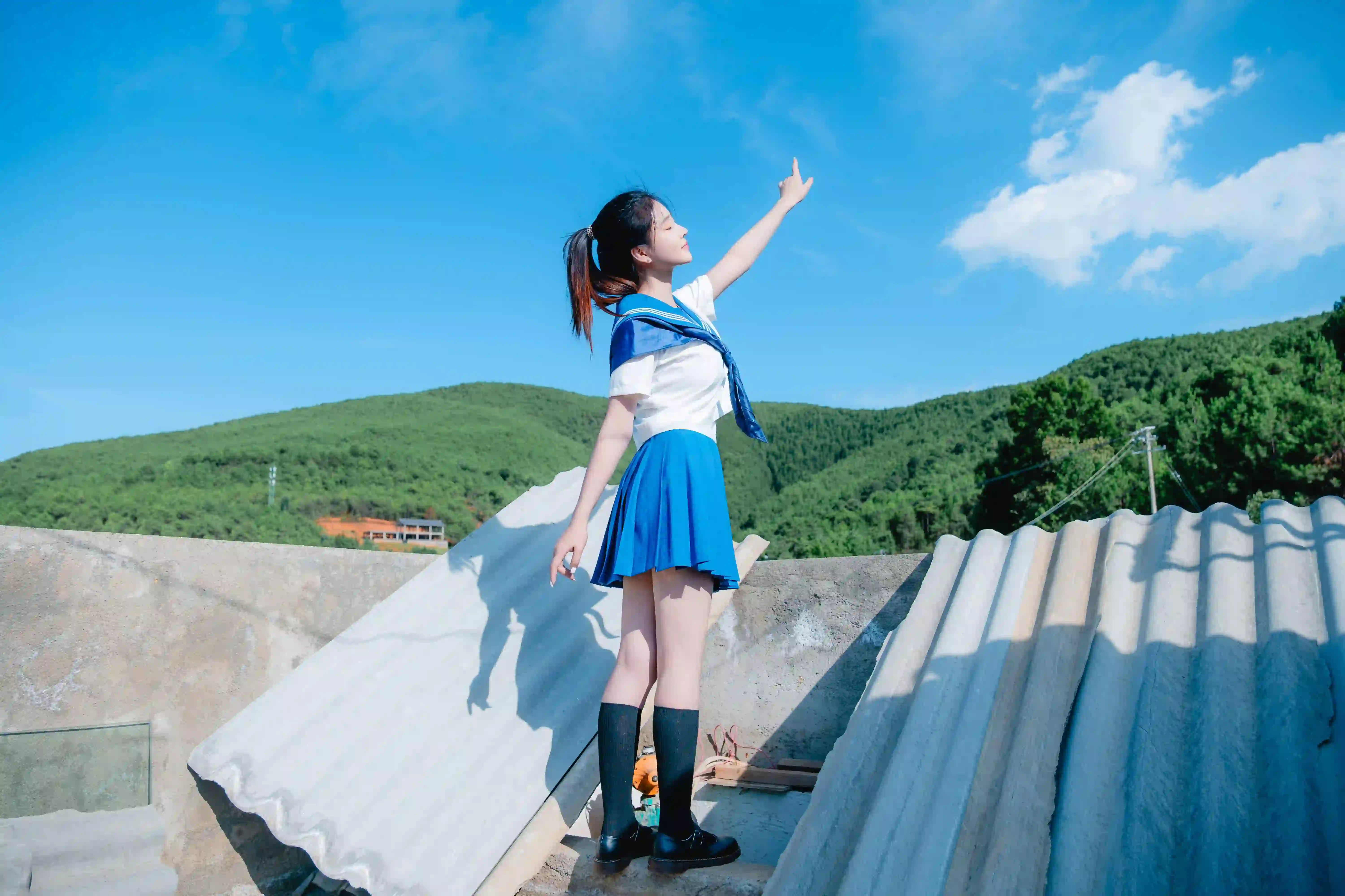 单马尾女孩 长腿美女 蓝天白云 蓝色裙子