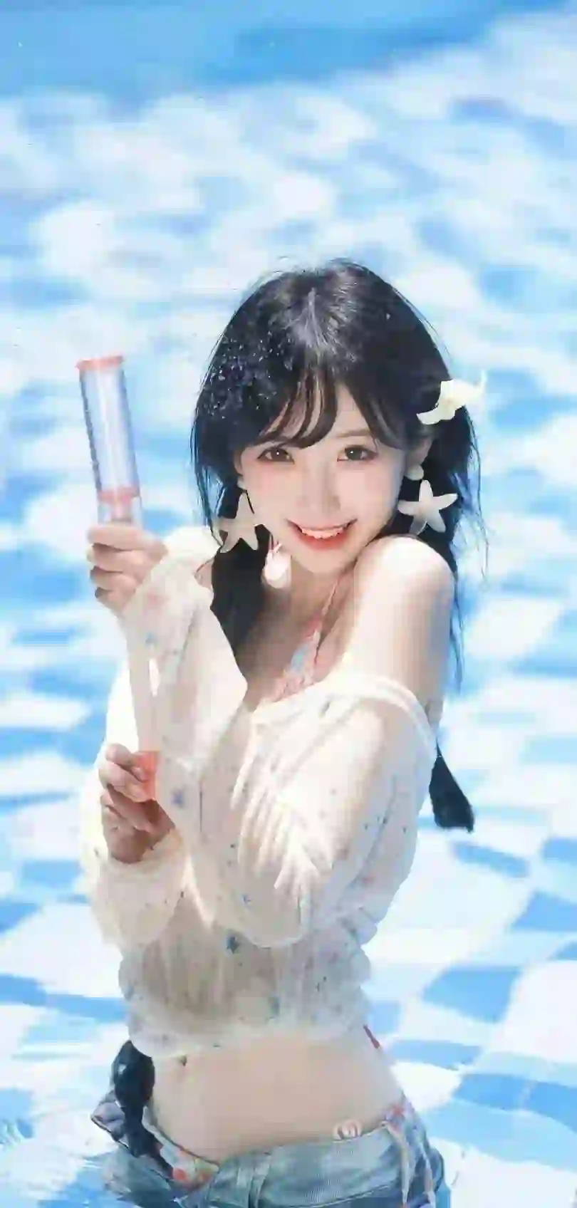 玩水 长发清纯美女 户外写真 海水 甜美微笑 