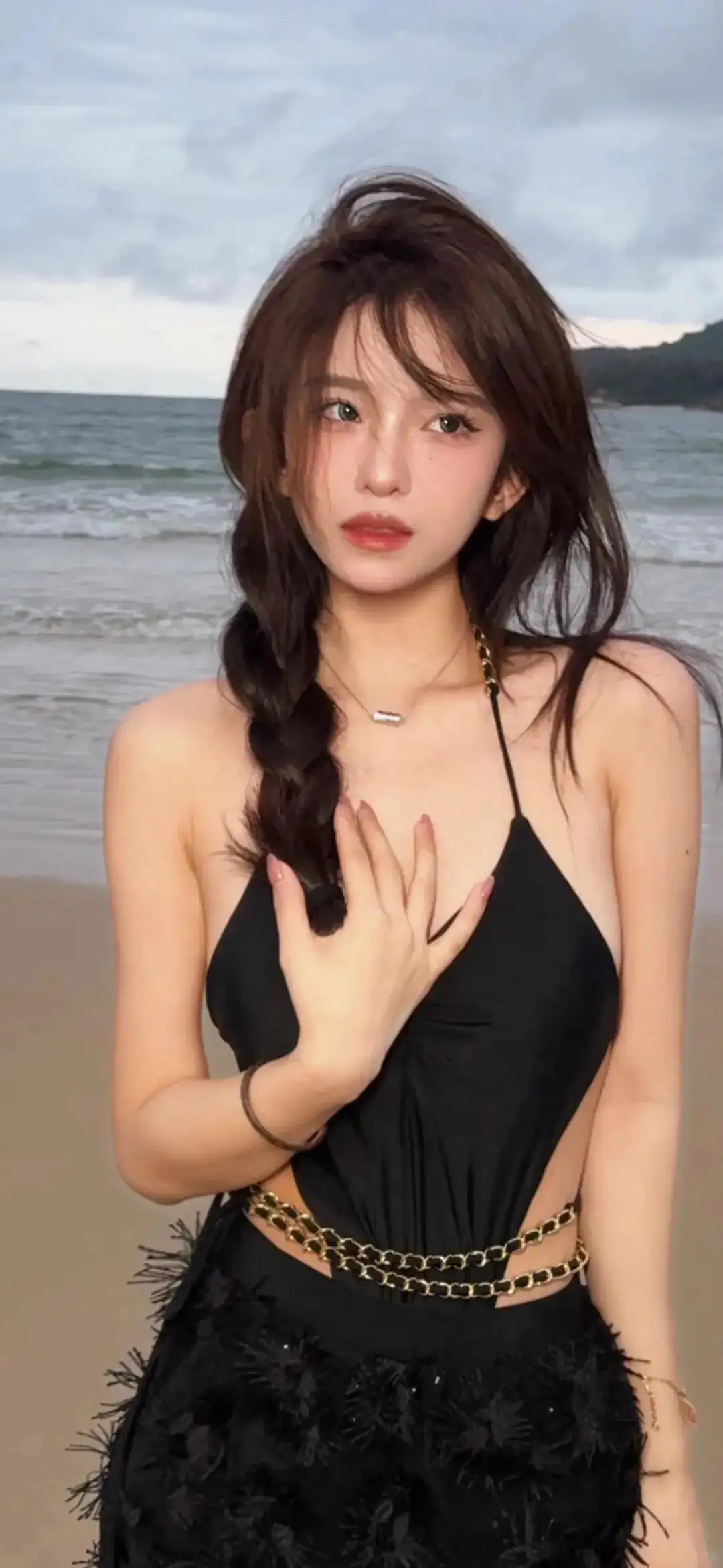 麻花辫吊带美女｜海边