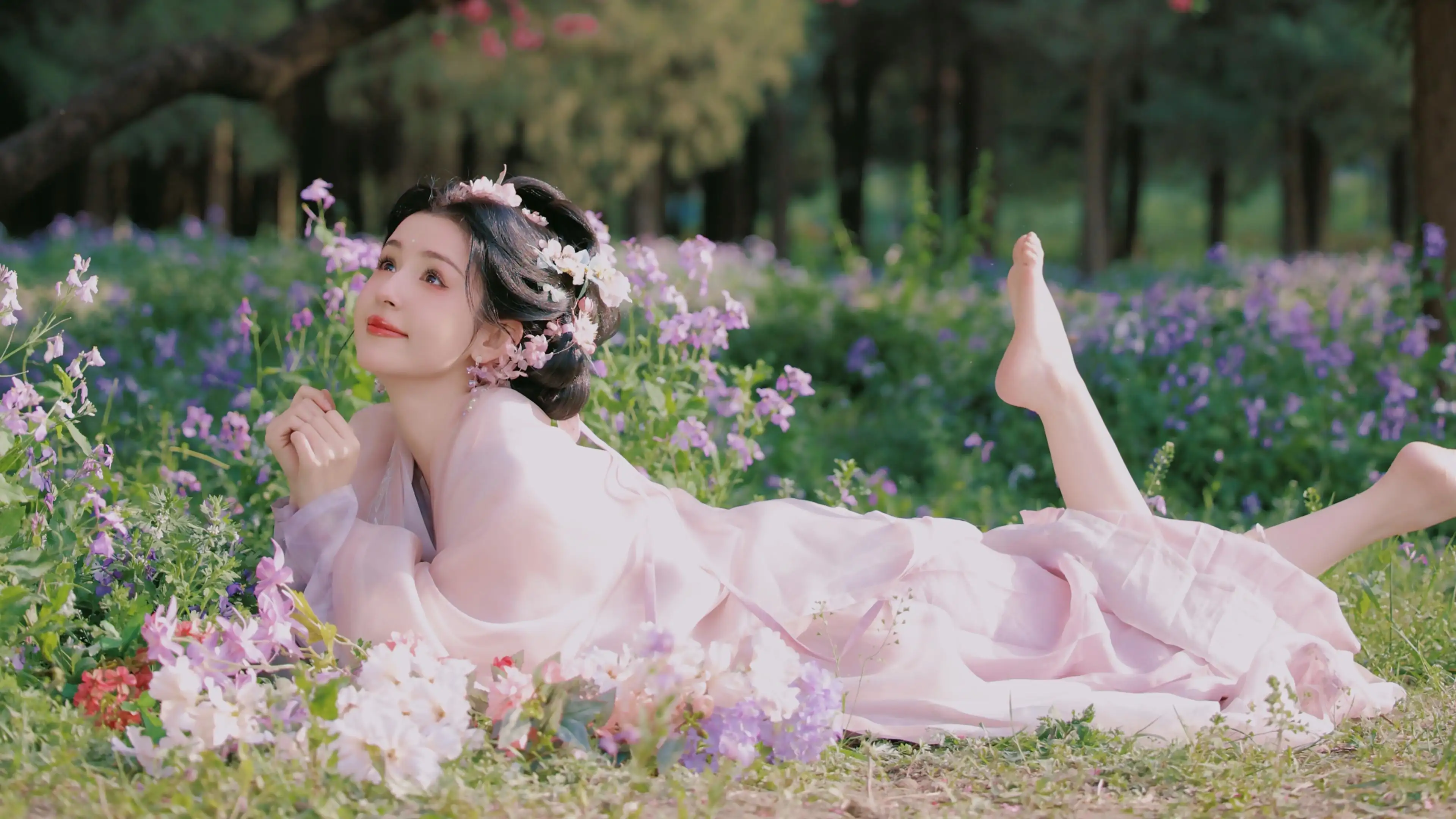 森林 鲜花 古风 俏皮 可爱 女孩 4k壁纸