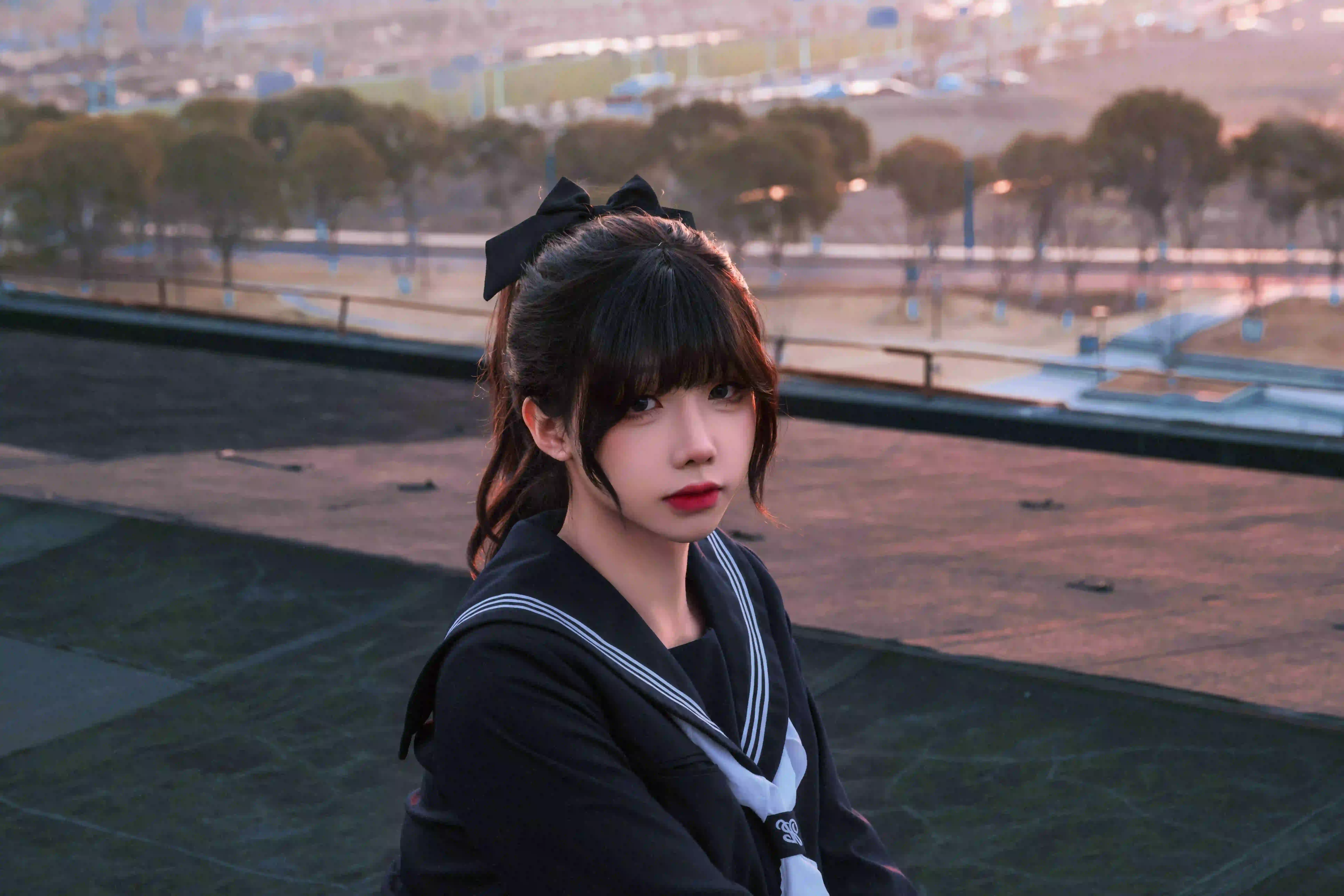 jk 制服穿搭 户外 黑色衣服 高马尾