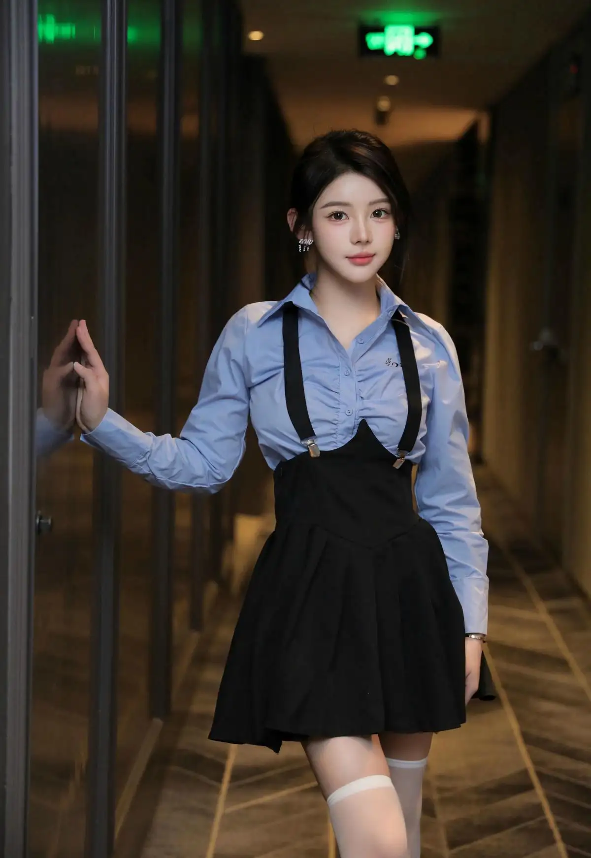 制服｜白色丝袜｜蓝衣黑裙美女｜性感