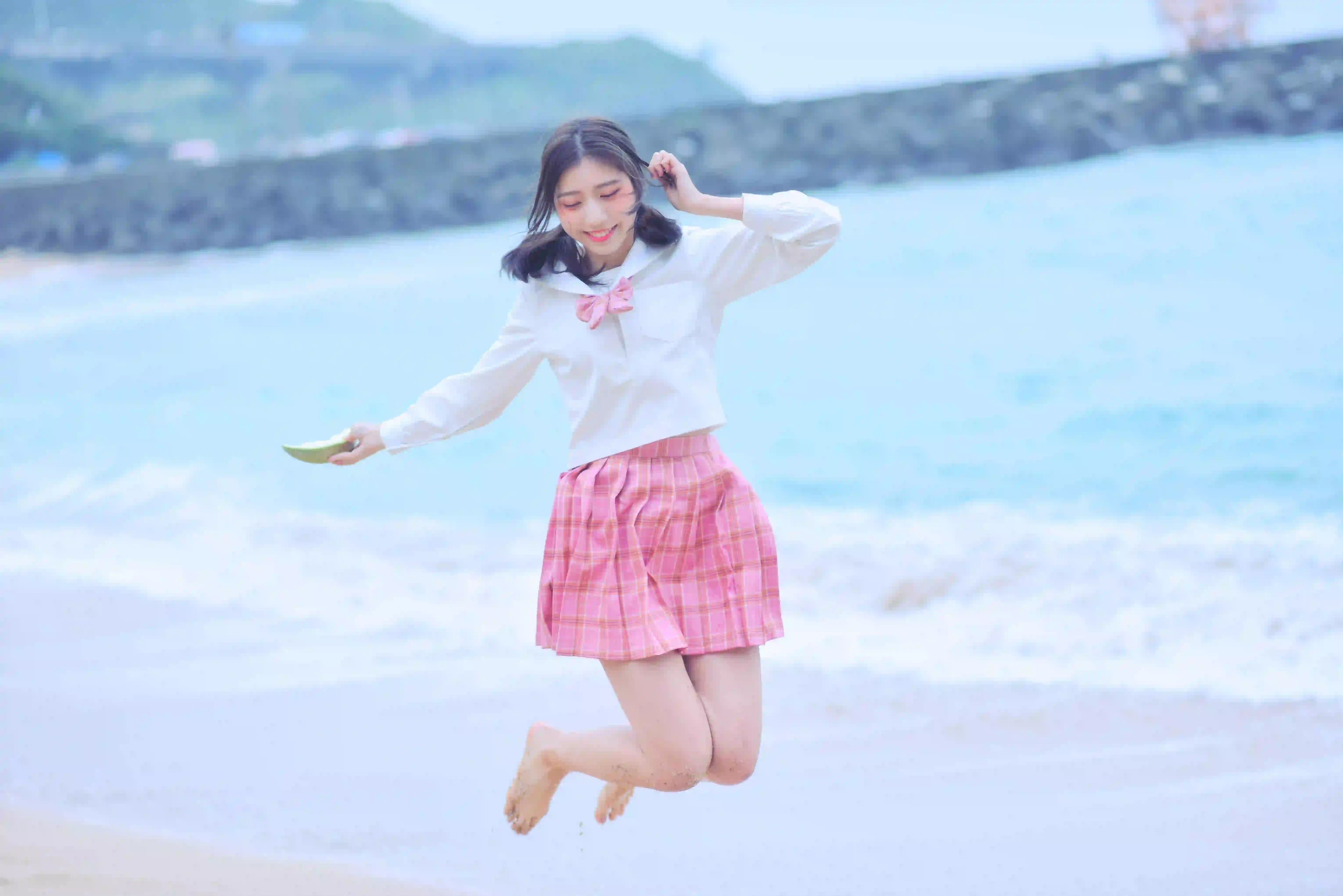 粉色短裙 jk穿搭 户外写真 甜美女孩 海 跳跃