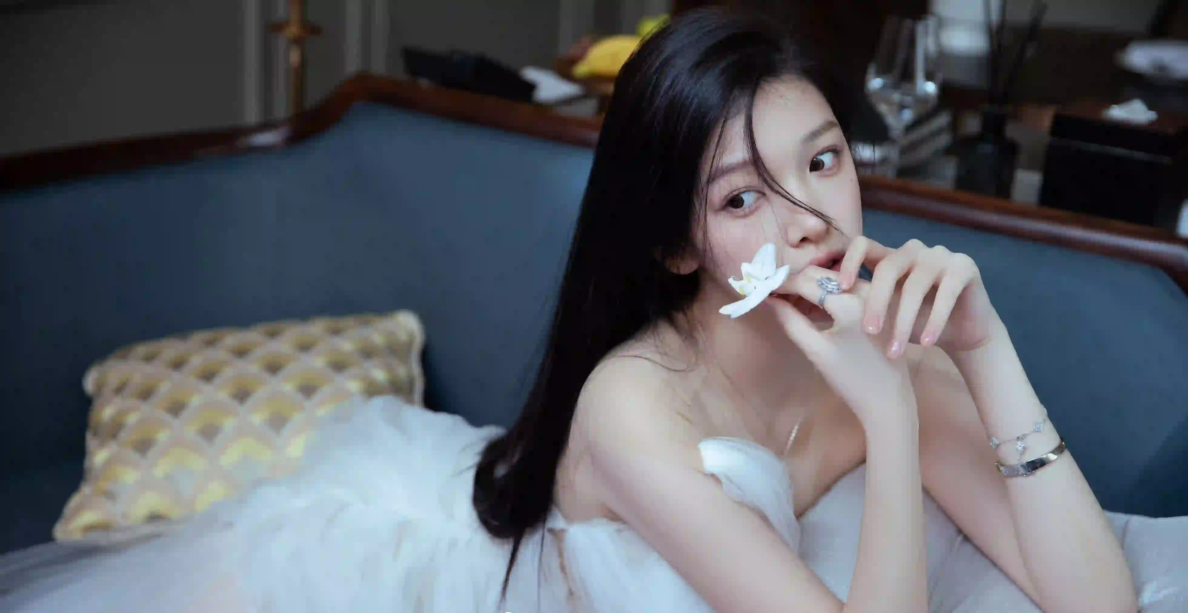 美女 白裙 纱裙 唯美 写真 花 白色花朵
