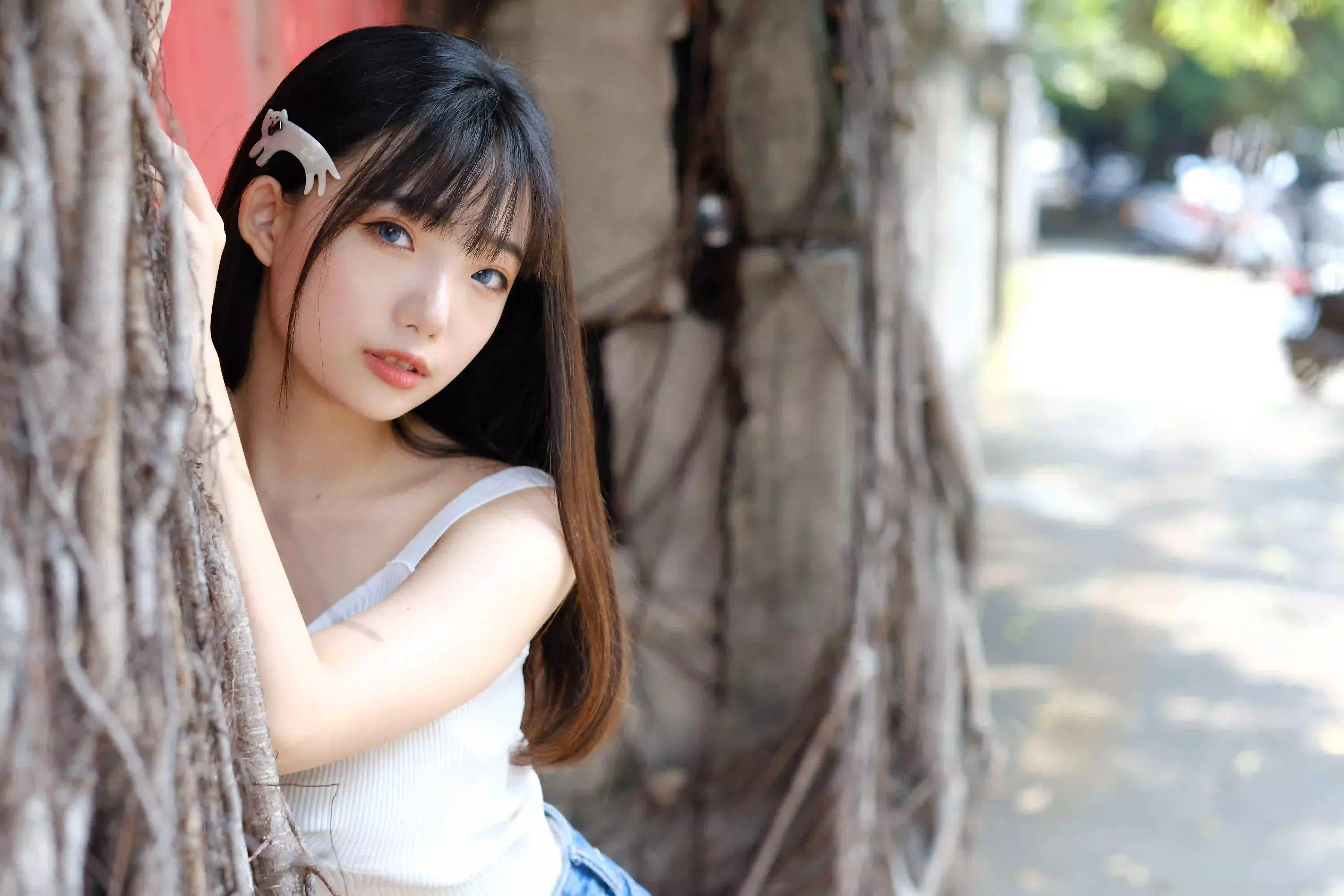 白色衣服 牛仔穿搭 清纯美女 小猫发卡 树木