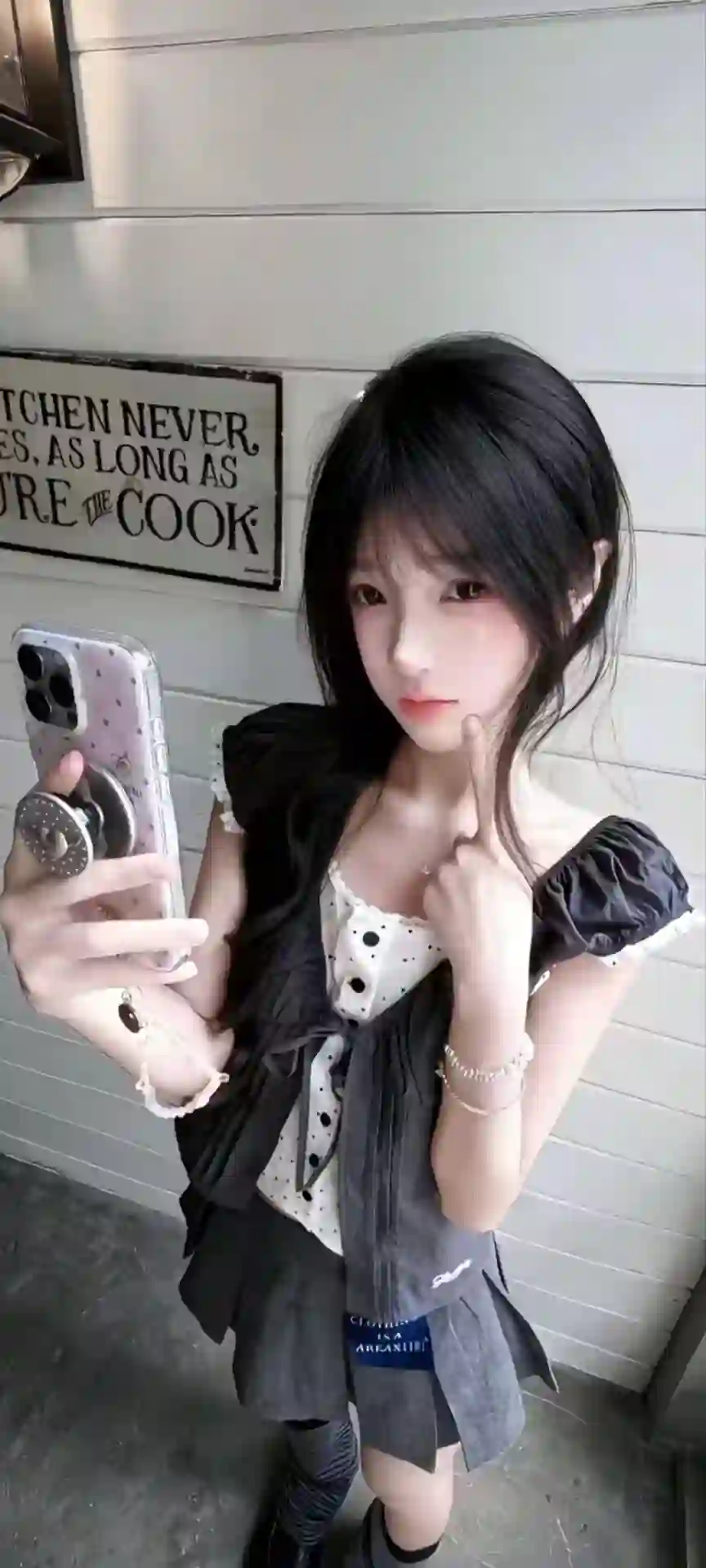 少女自拍 黑色穿搭 白色背心 短裙 条纹袜 俏皮清纯