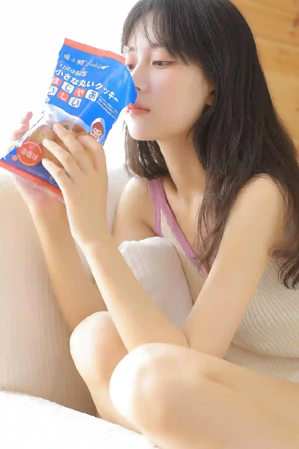 躺在沙发上的可爱美女 居家写真 可爱 性感