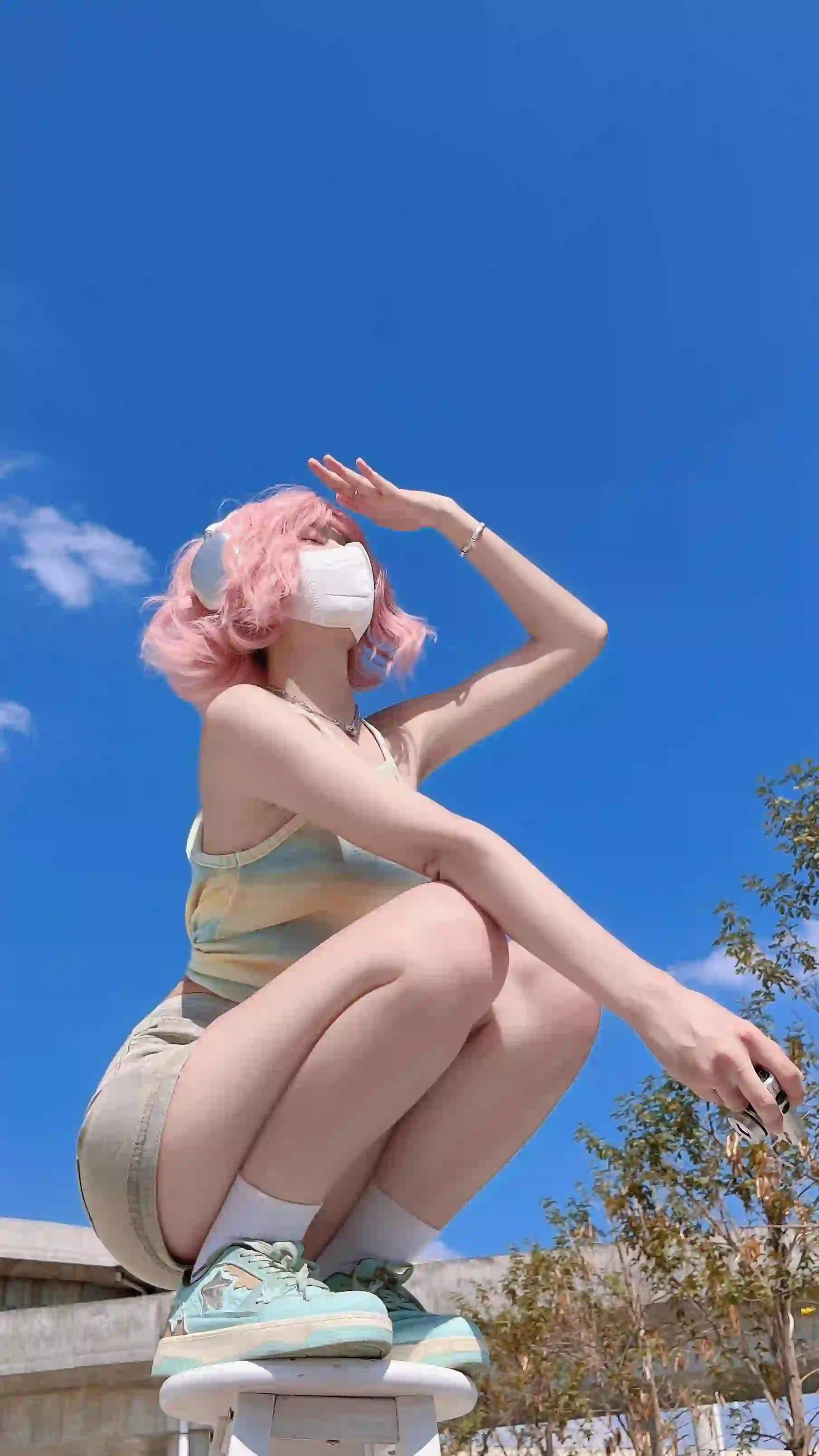 蓝色天空 粉色短发女孩 长腿美女