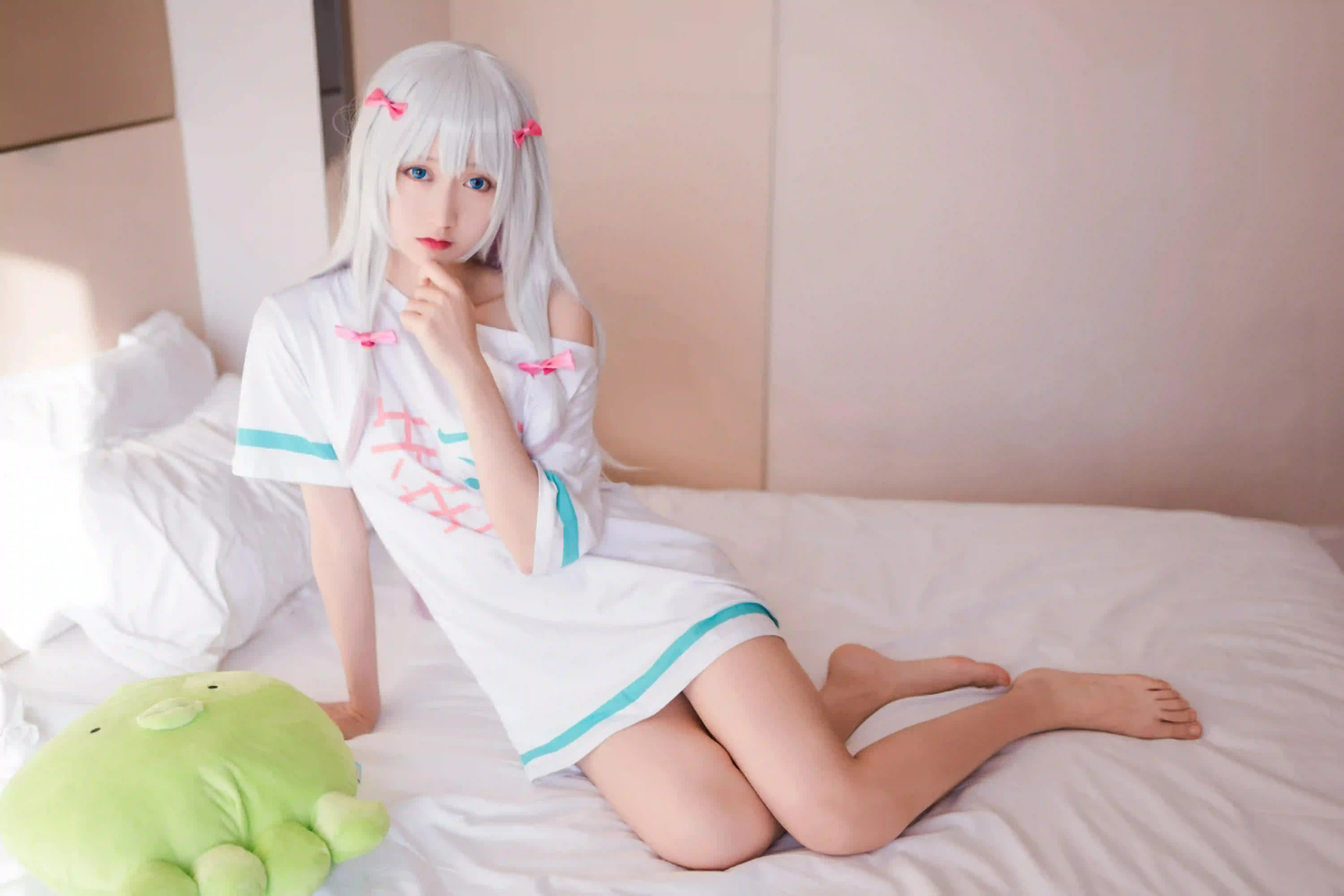 白色长发 可爱女孩 居家写真 长腿
