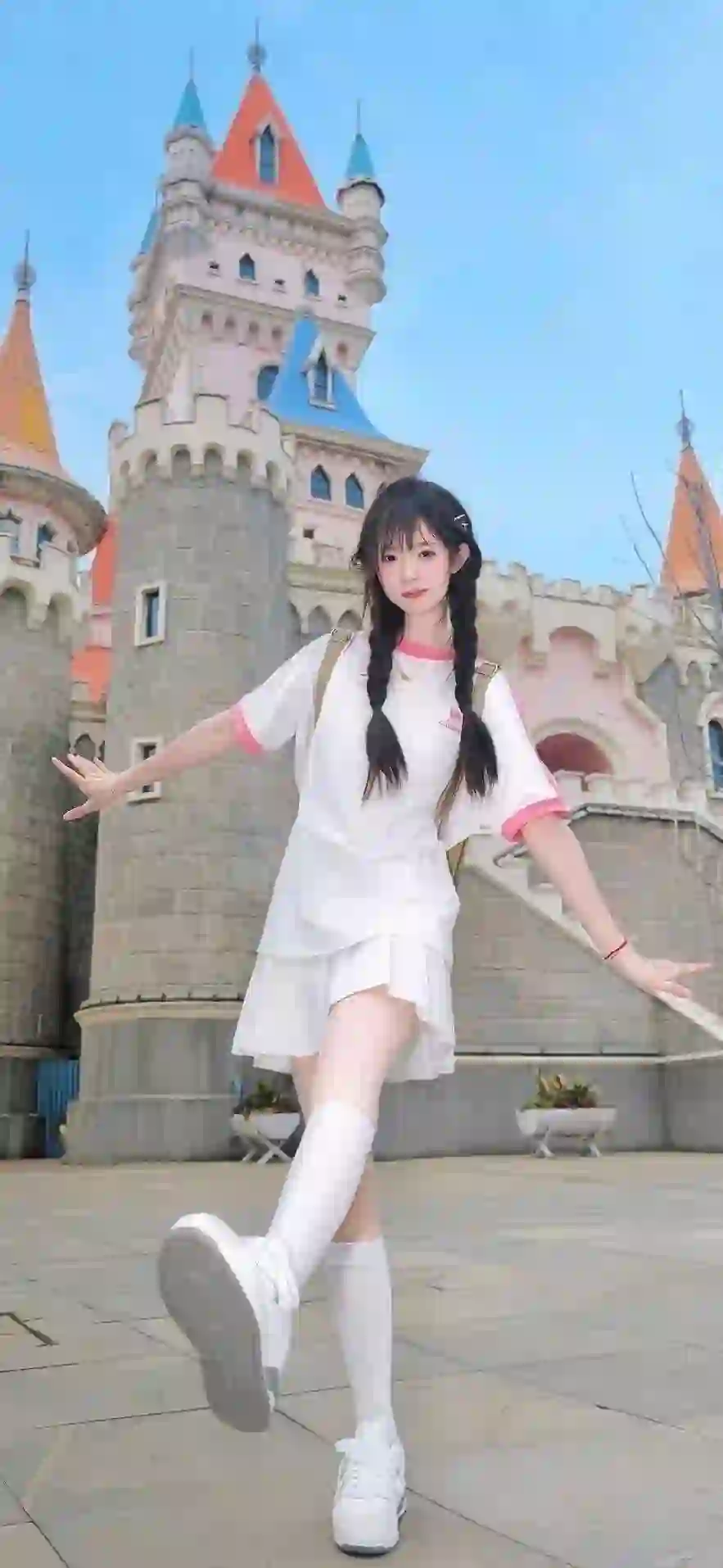 双马尾长发女孩 可爱 白色短裙 户外 城堡