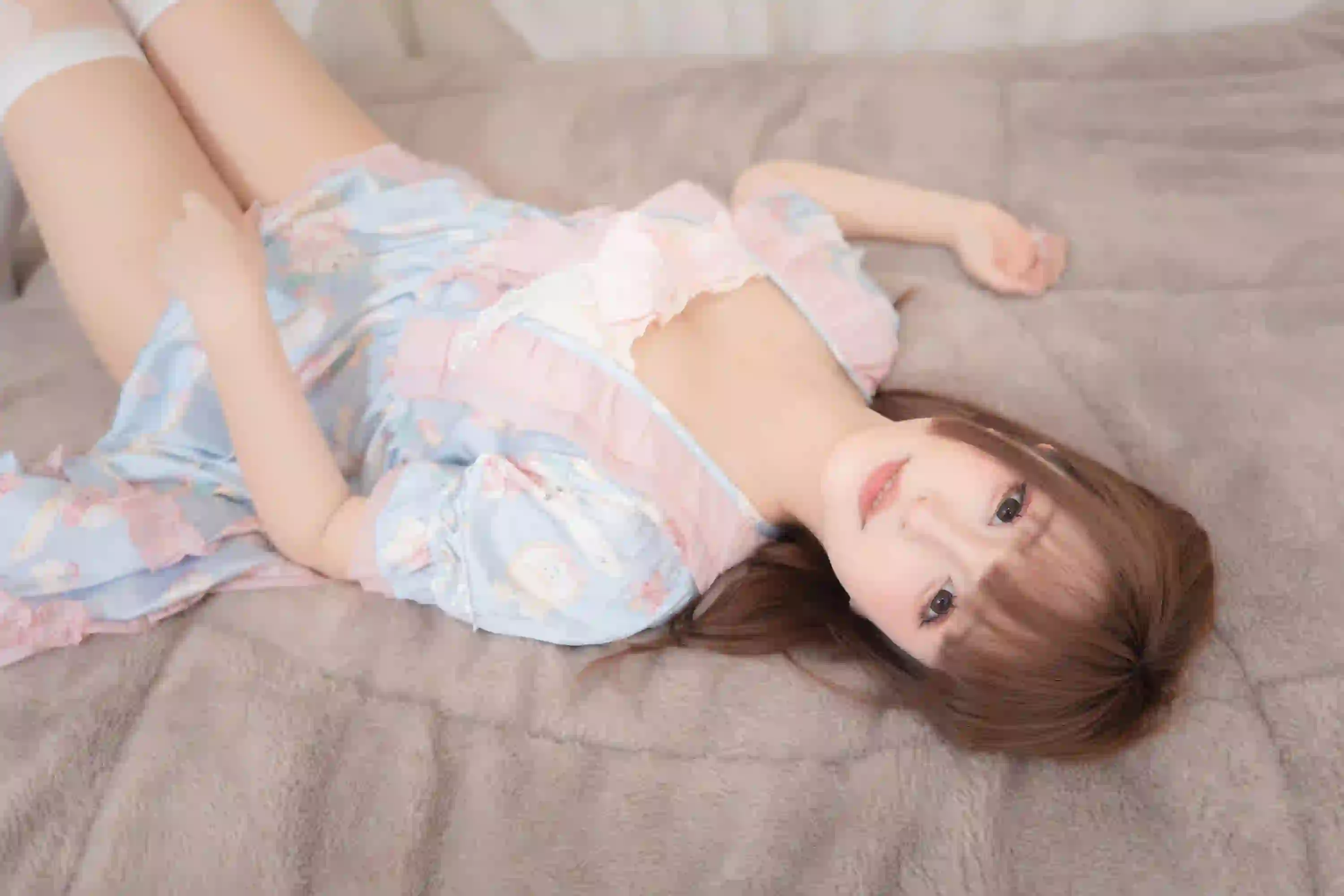 可爱女孩 美腿 居家写真 性感美女 白丝美女 可爱 甜美