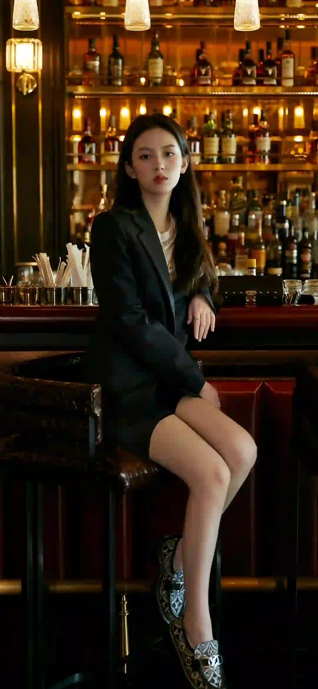 长发美女 周也 黑色衣服 长腿美女 酒吧场景