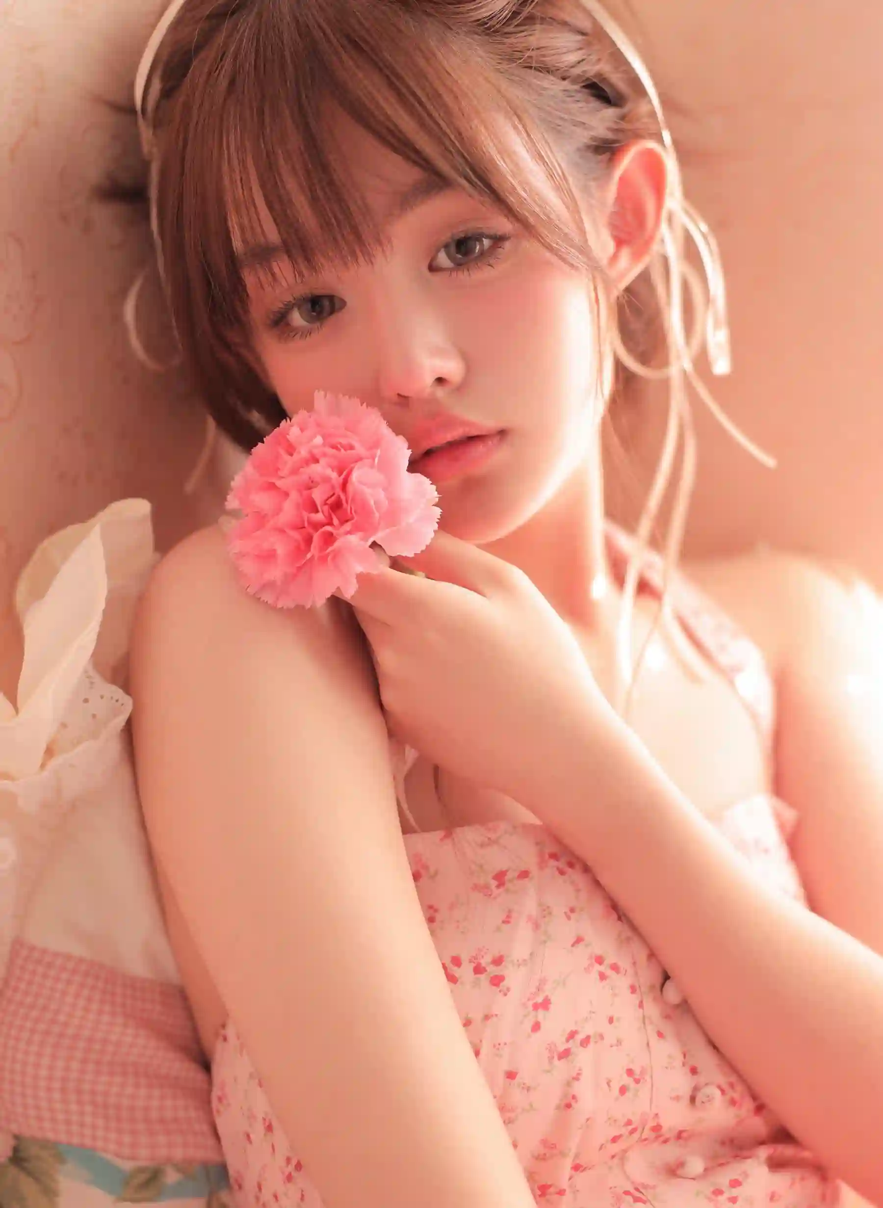 粉色碎花裙 长发女孩 可爱女孩 阳光 朦胧 长腿美女