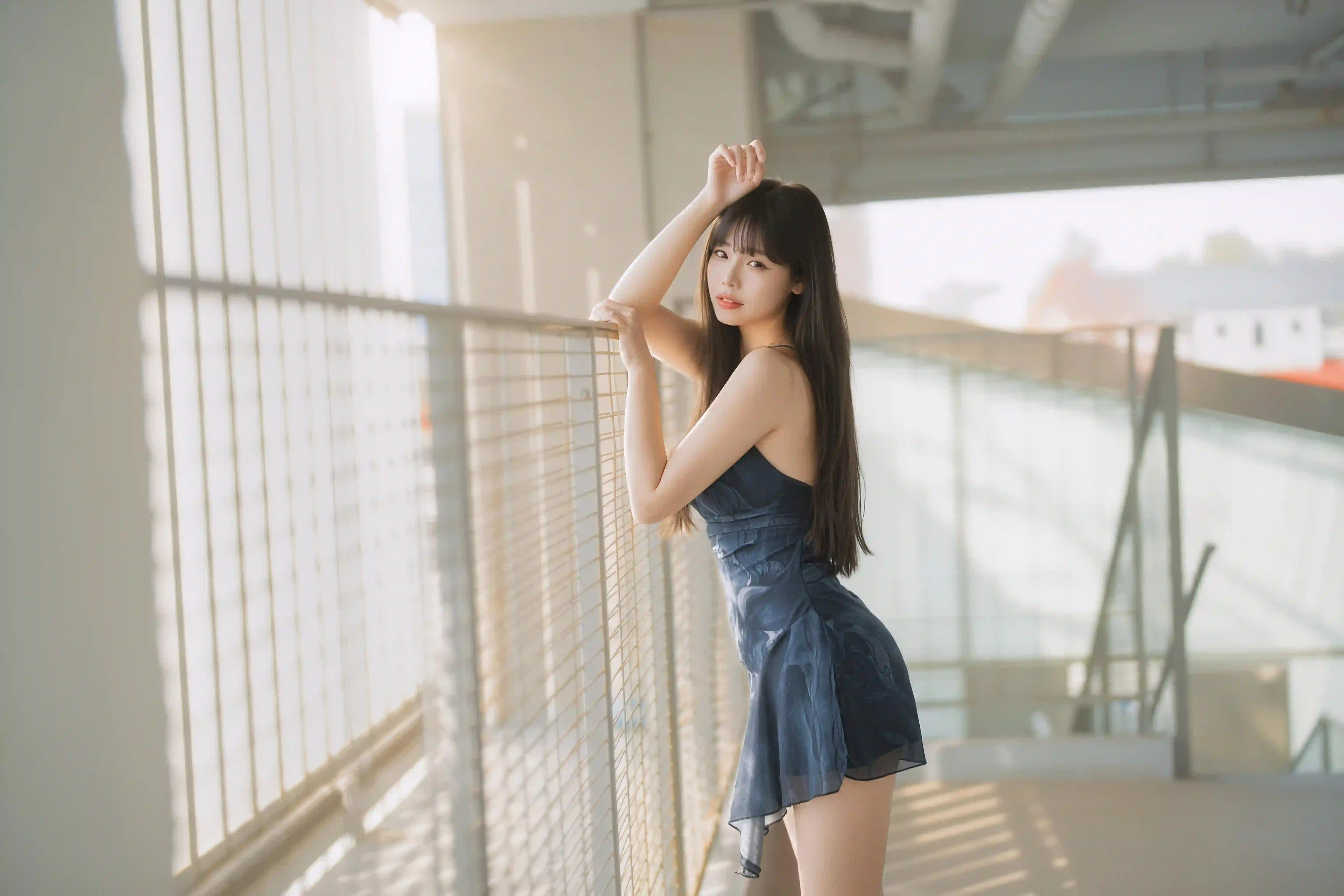 长发美女 户外写真 吊带穿搭 长发 短裙