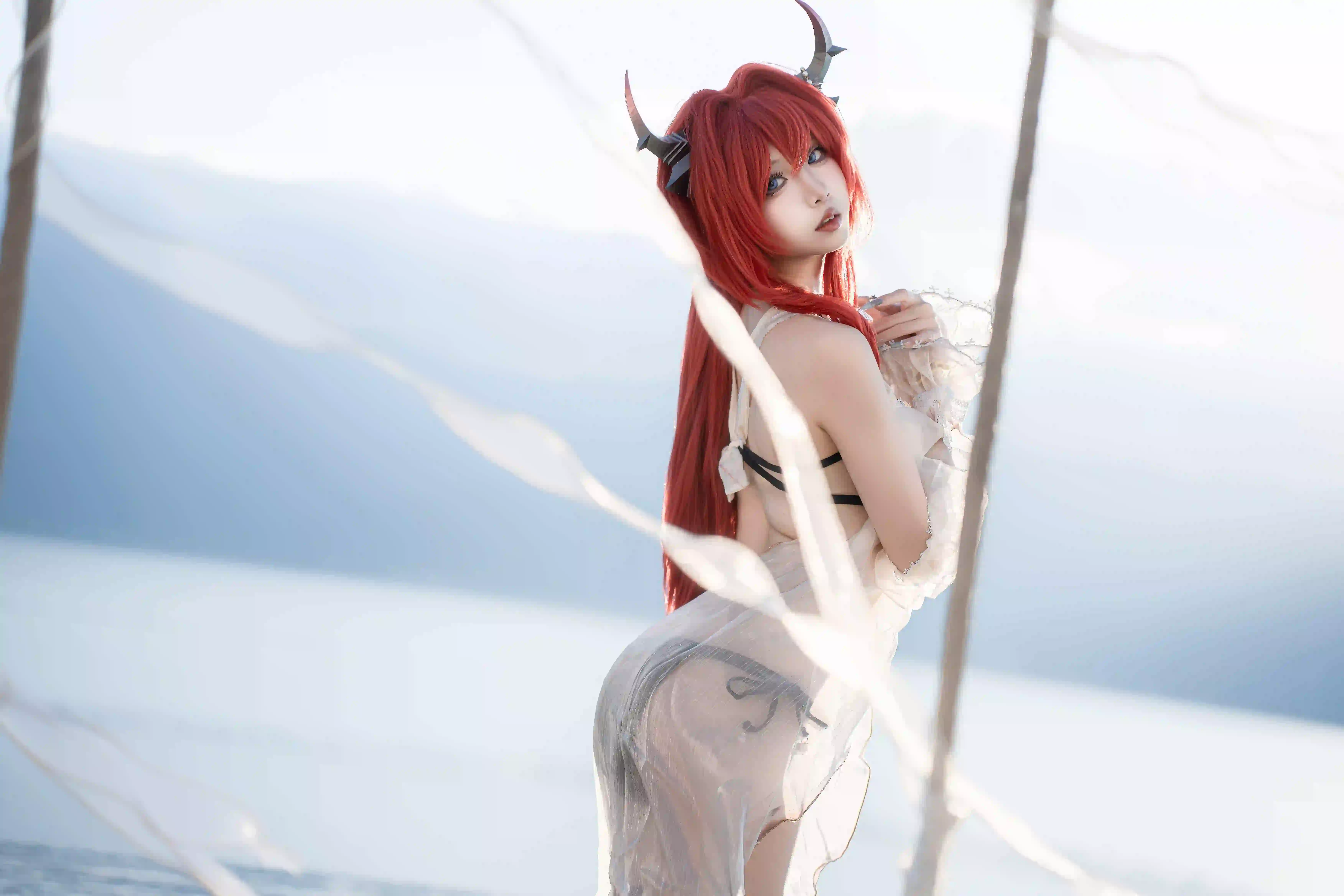 恶魔角 红发 白色裙子 秋千 梦幻场景 水
