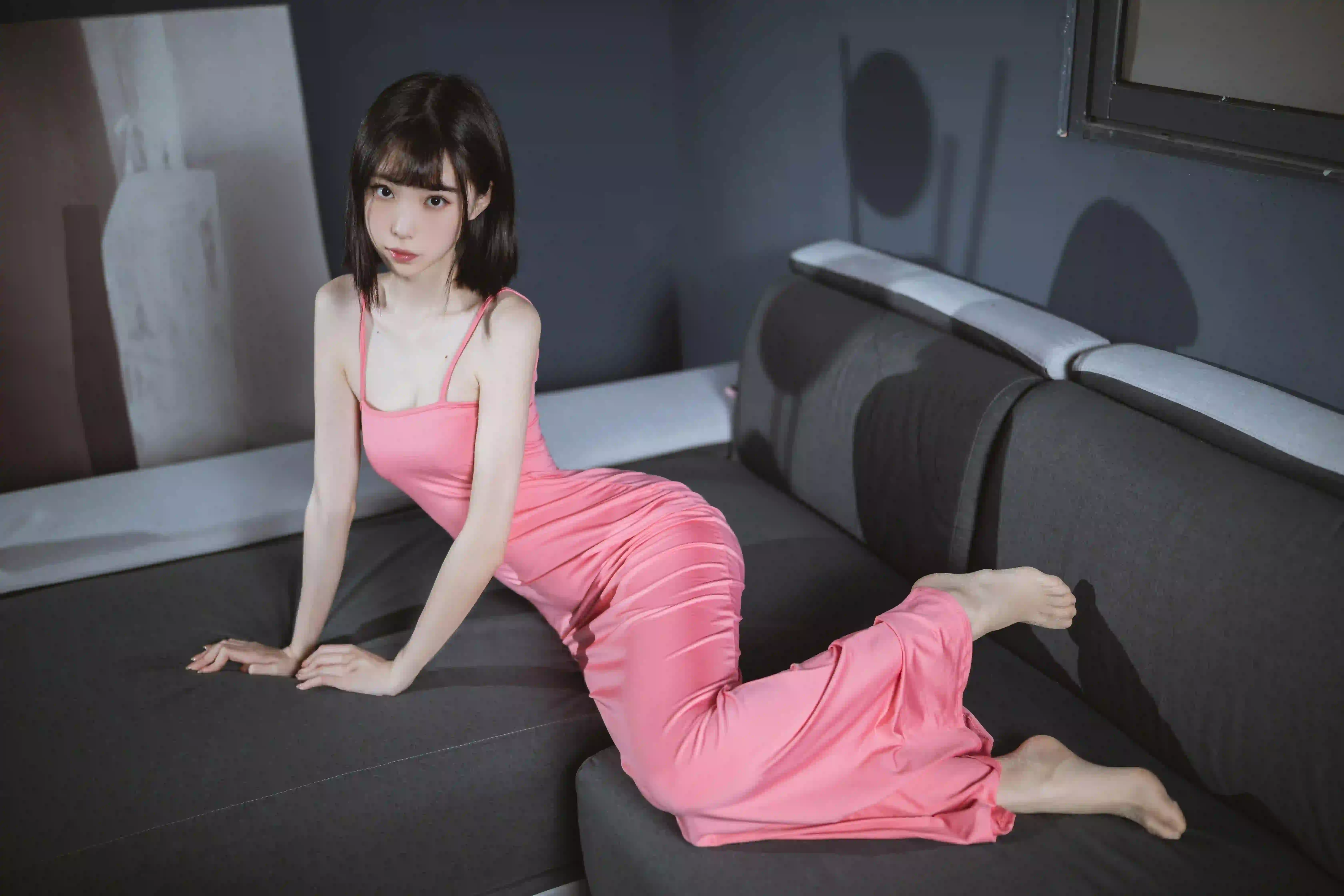 粉色吊带长裙 长发美女 性感 居家写真 