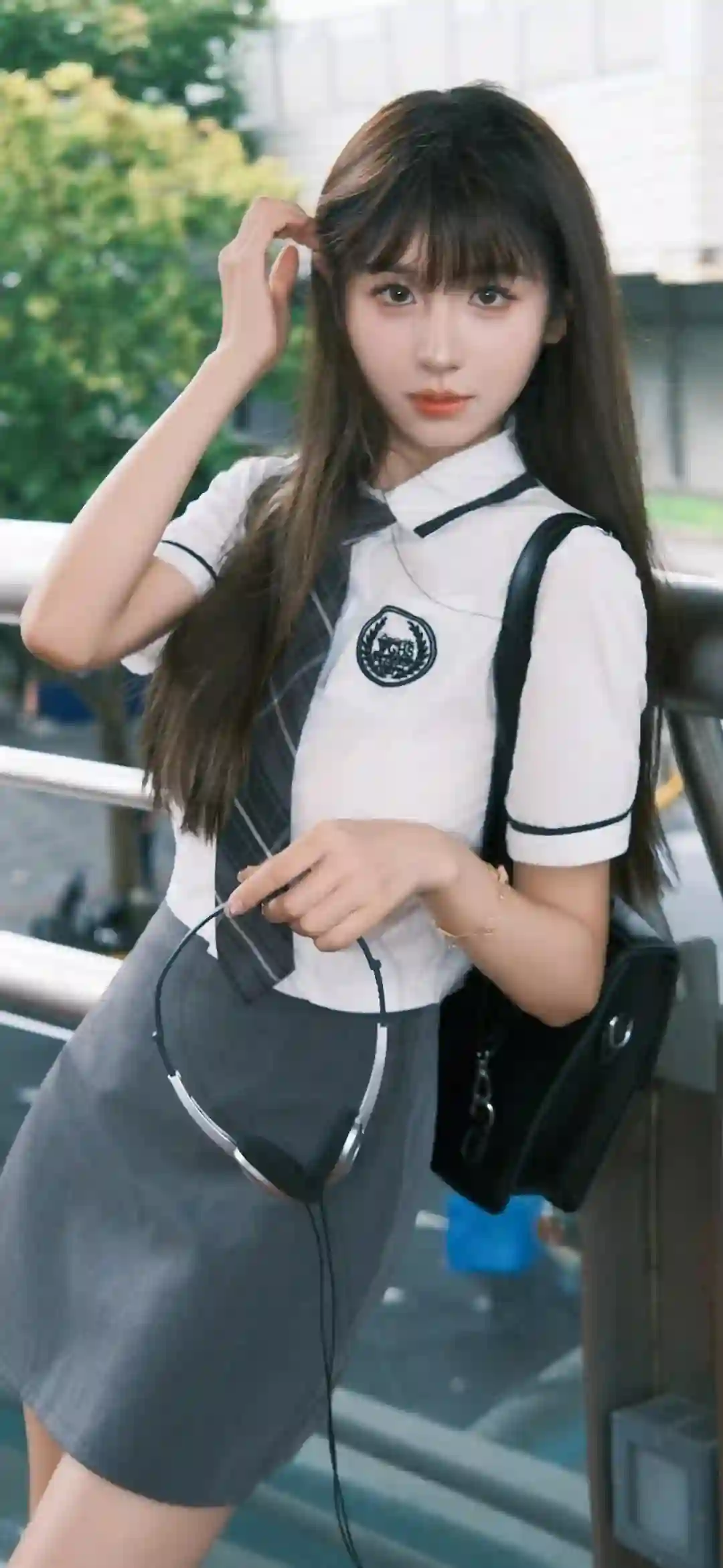 长发jk美女 户外写真 拿着耳机背着包的长发jk美女