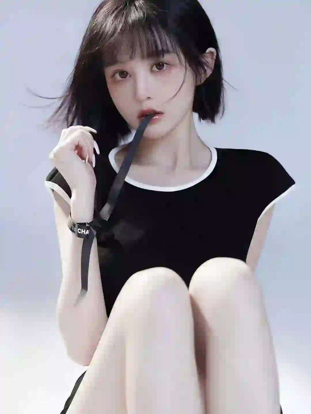 短发清纯美女 性感美女 黑色连衣裙 长腿美女
