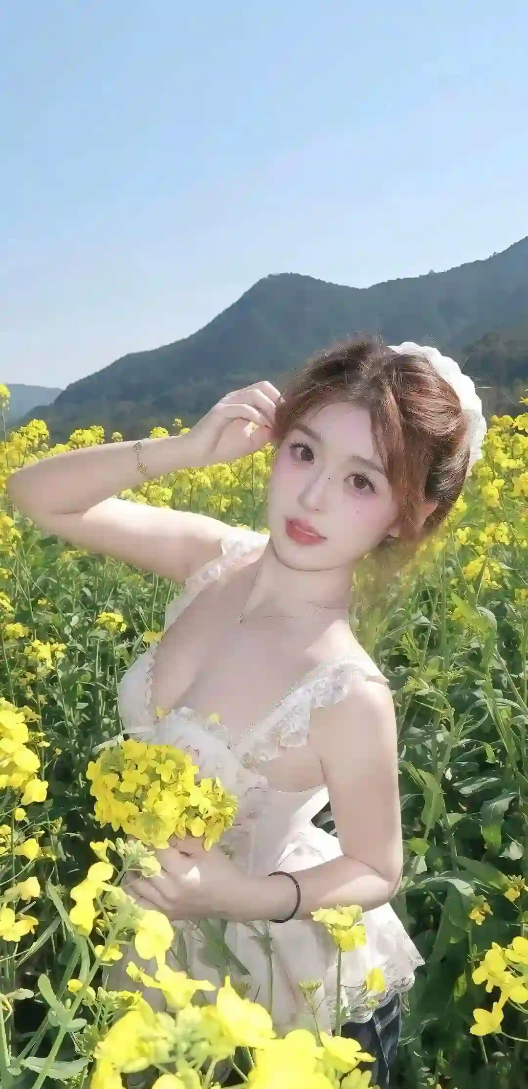 油菜花田 白衣少女 唯美壁纸 春日风景