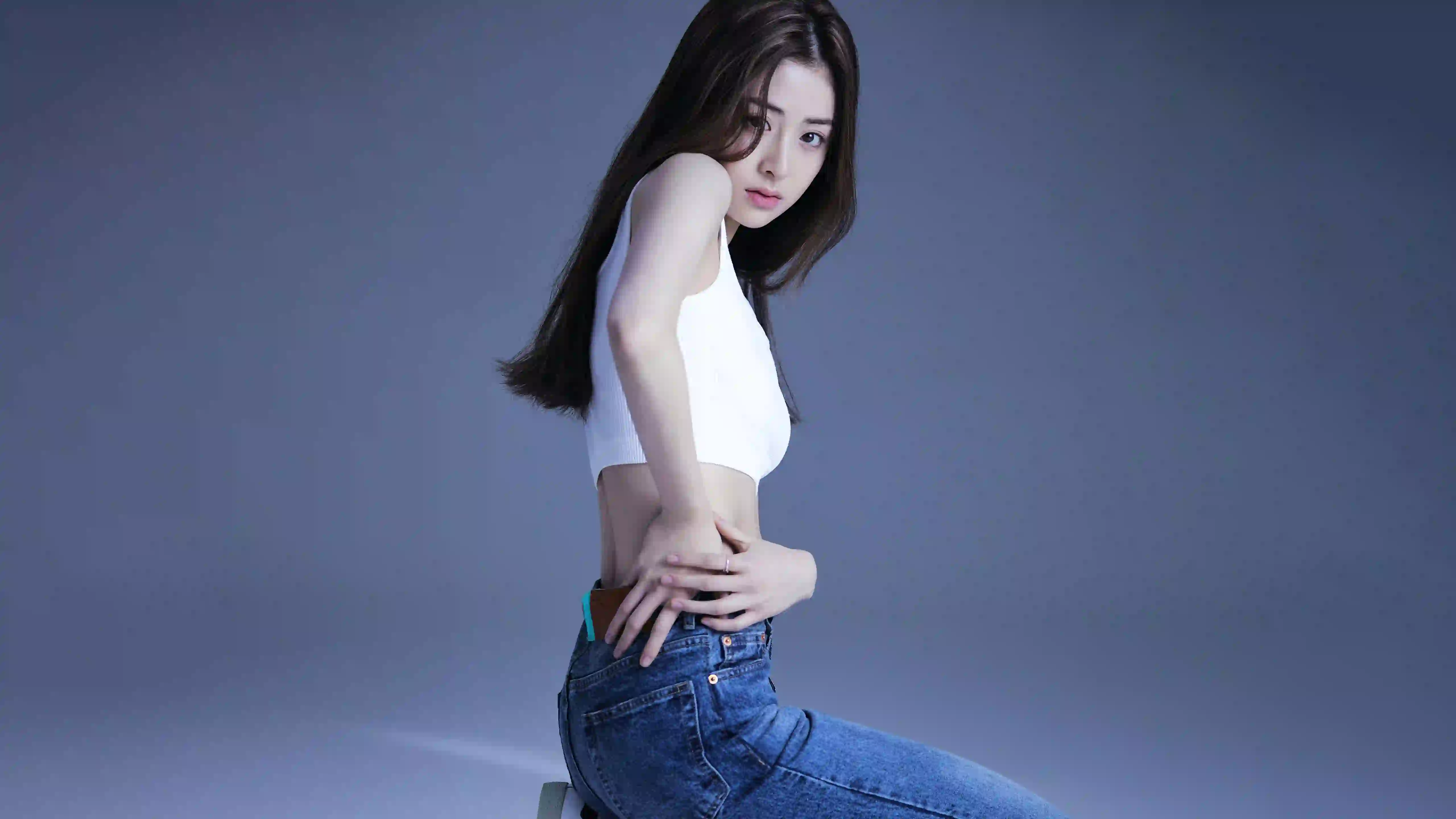 韩国美女 牛仔裤穿搭 白色吊带 