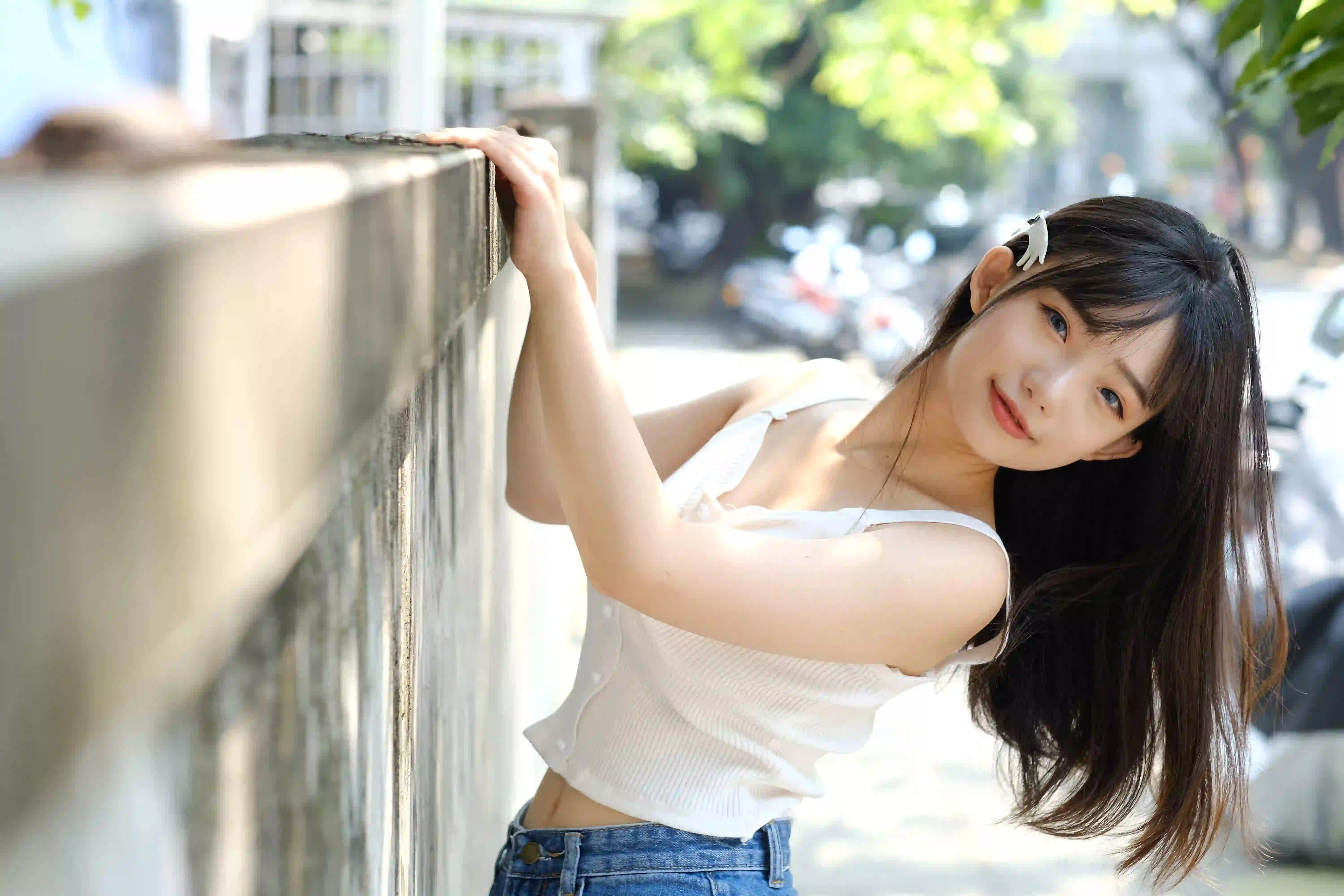 白色衣服 牛仔穿搭 清纯美女 小猫发卡 微笑 