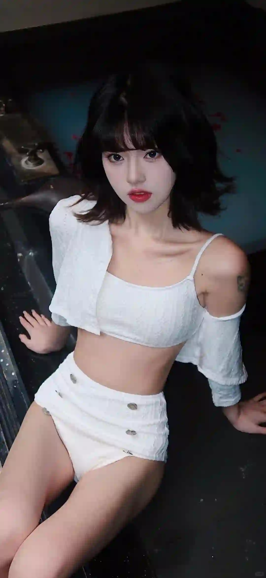 白色吊带装 性感美女 长腿美女 短发