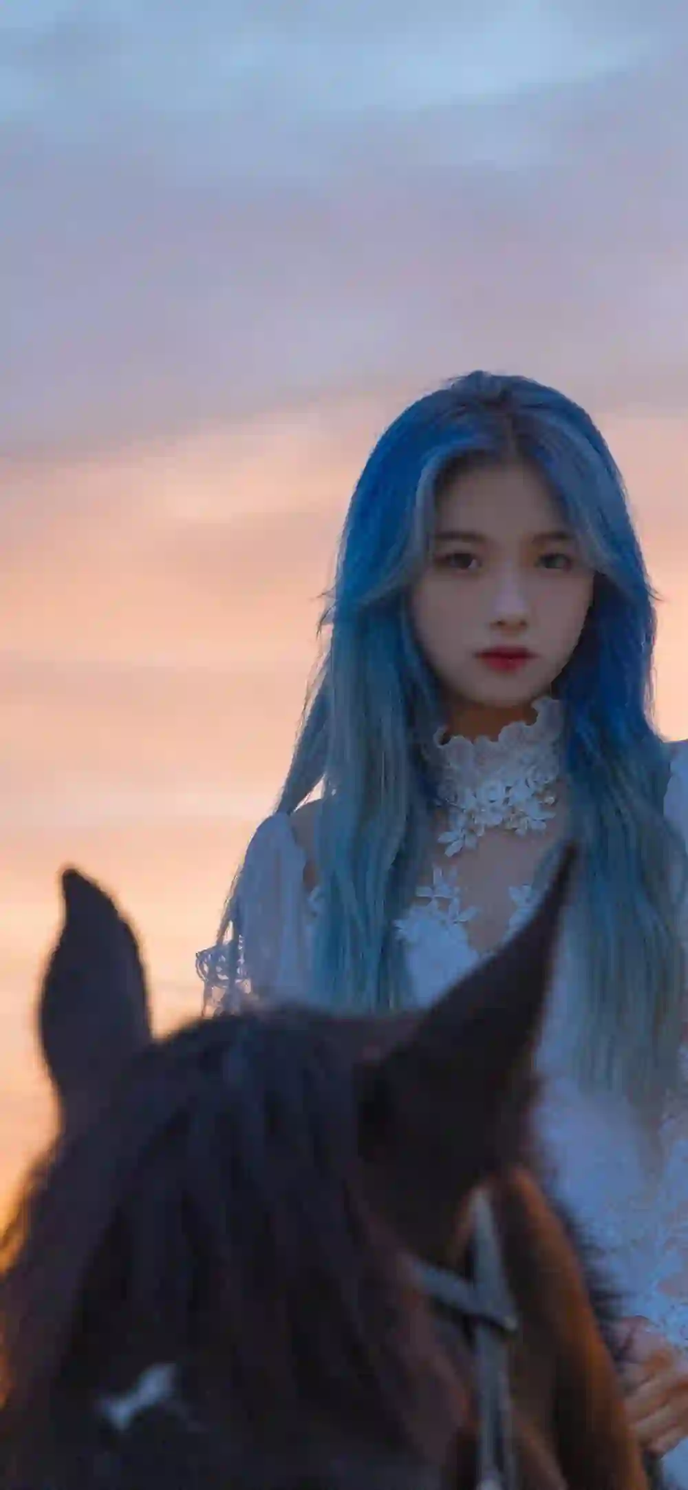 骑着马的蓝色长发女孩 个性 蓝色头发 夕阳