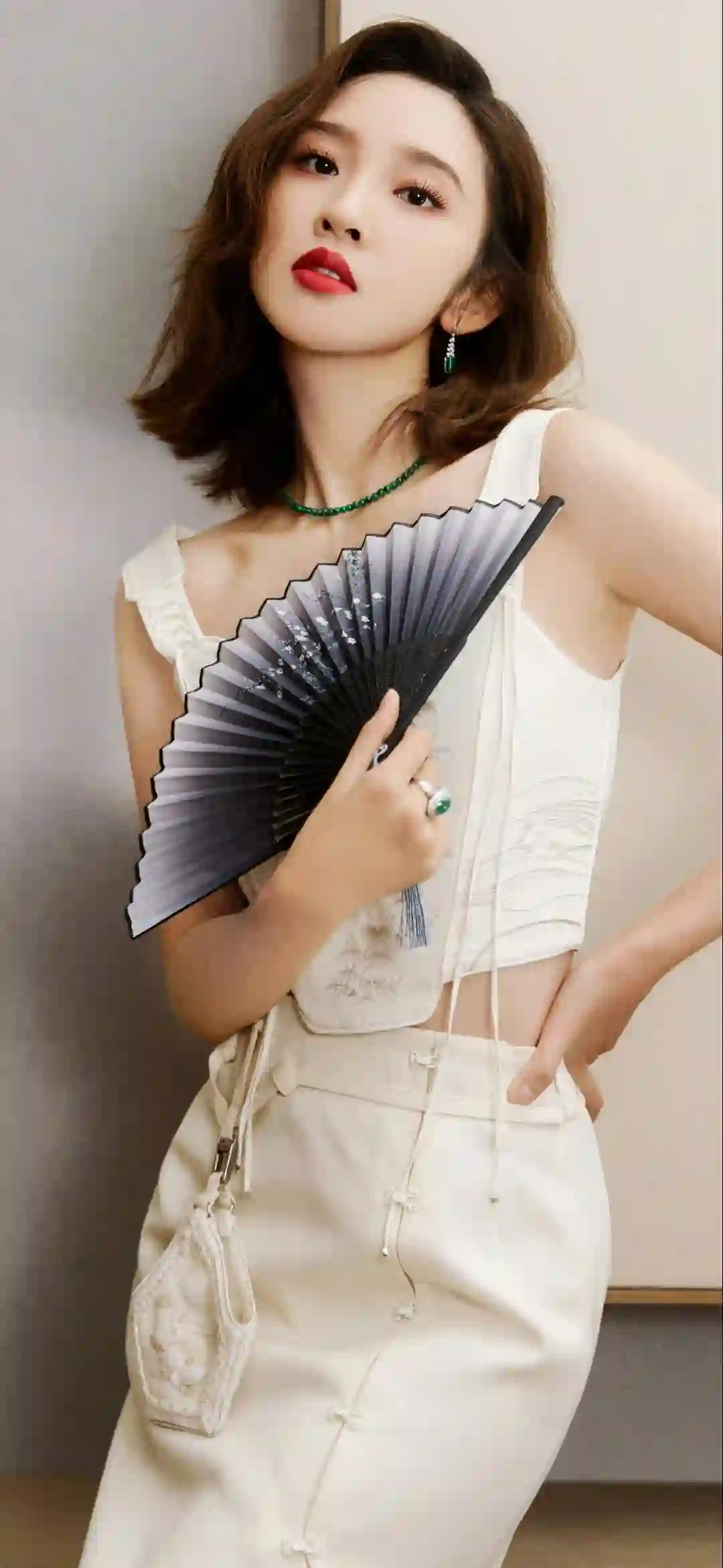 拿着扇子的长发时尚女孩 唐艺昕