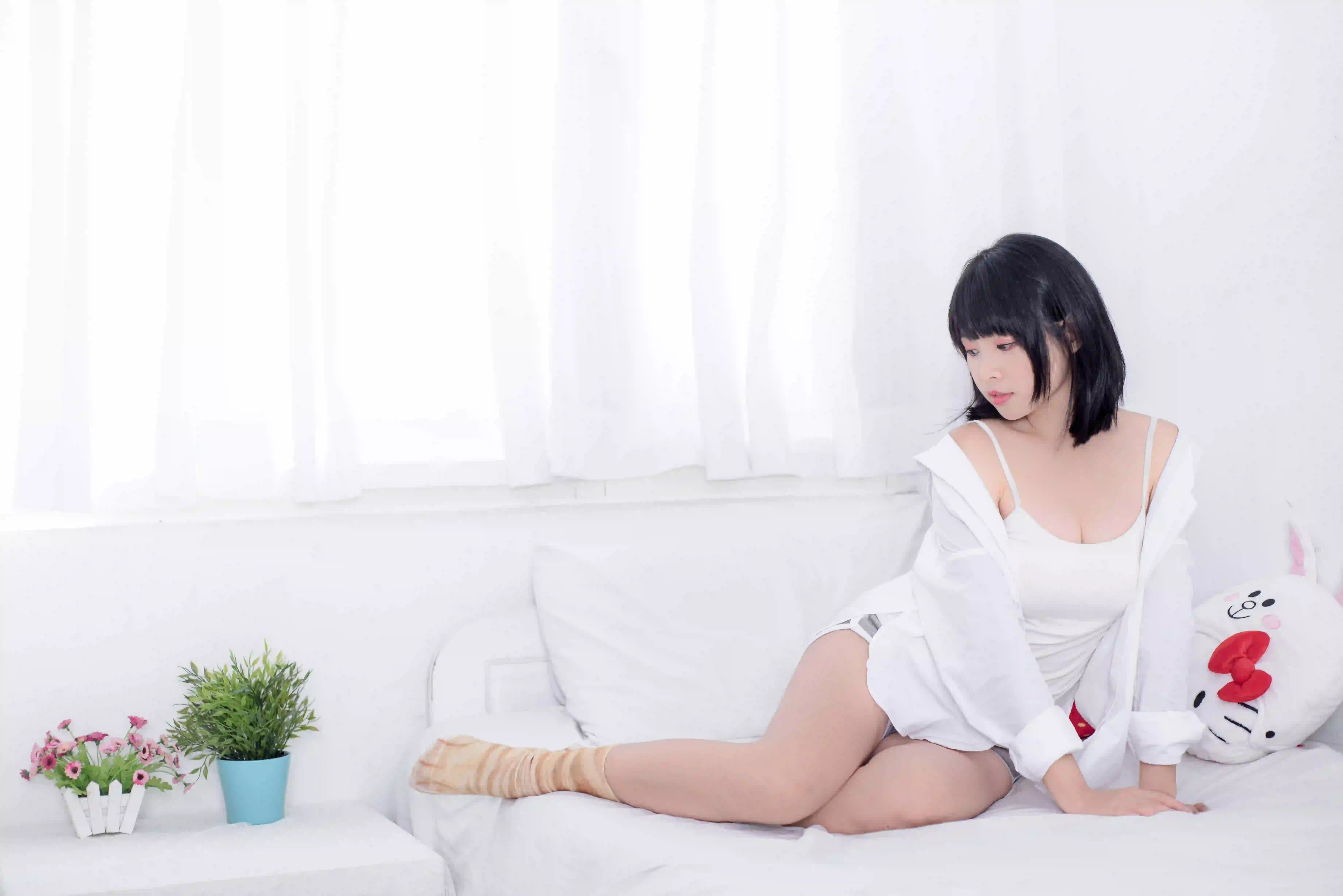 白色衬衫 白色衣服 短发女孩 居家写真 