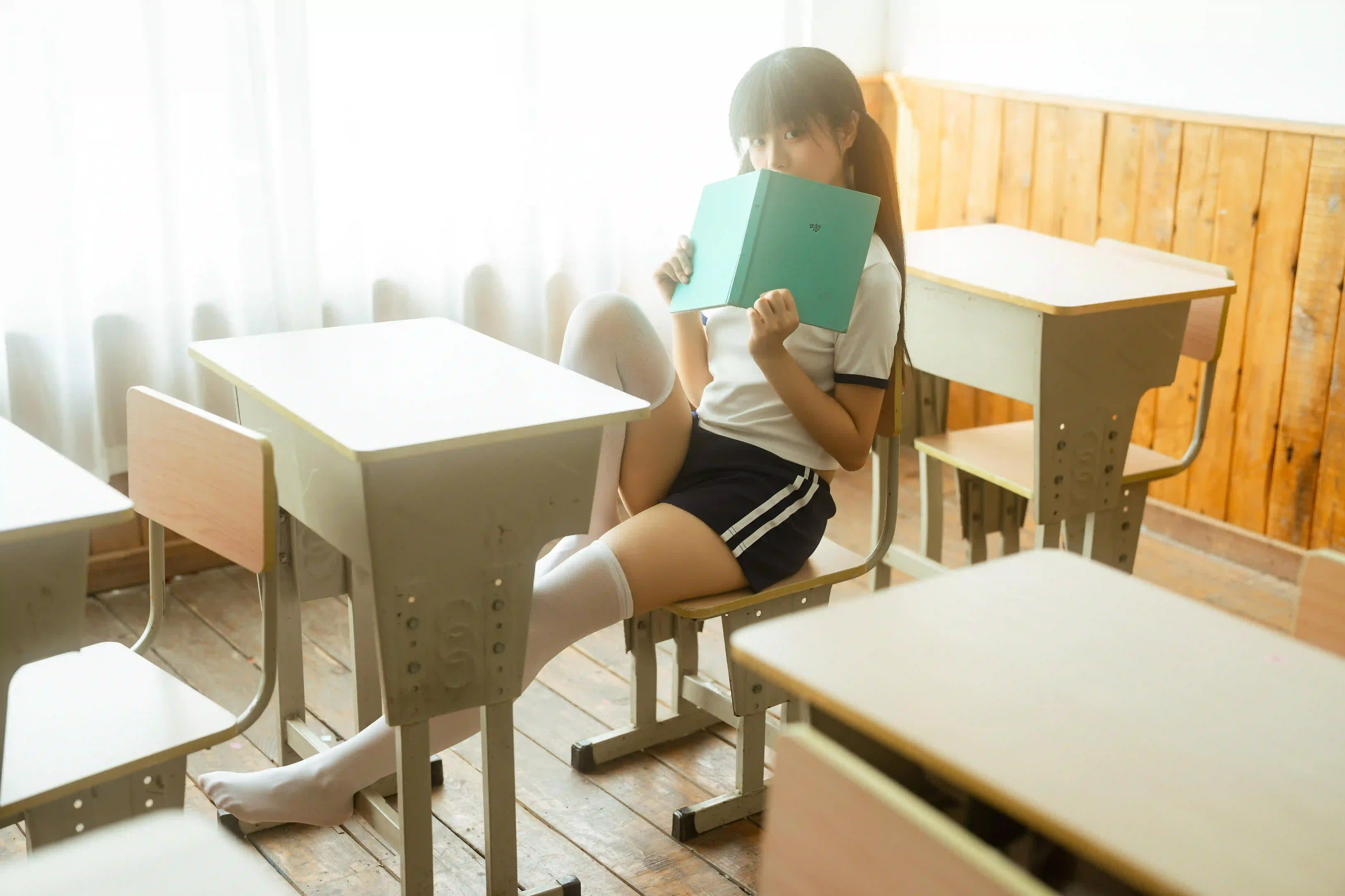 教室 女孩 读书 校园 壁纸 清新